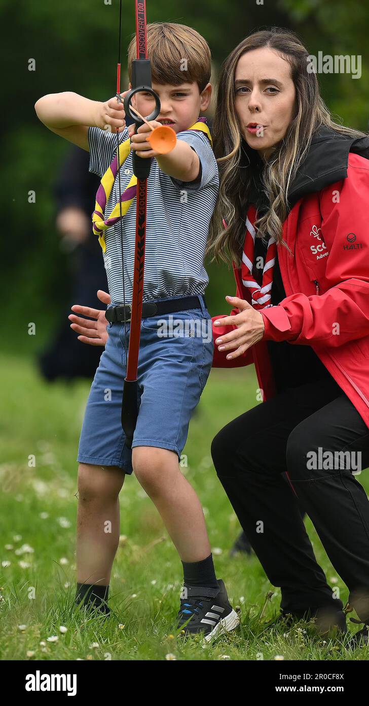 Prinz Louis versucht Bogenschießen, während er gemeinsam mit Freiwilligen die Upton Scouts Hut 3. in Slough renoviert und verbessert, als Teil der Big Help Out, um König Karl III. Und Königin Camilla zu krönen. Foto: Montag, 8. Mai 2023. Stockfoto