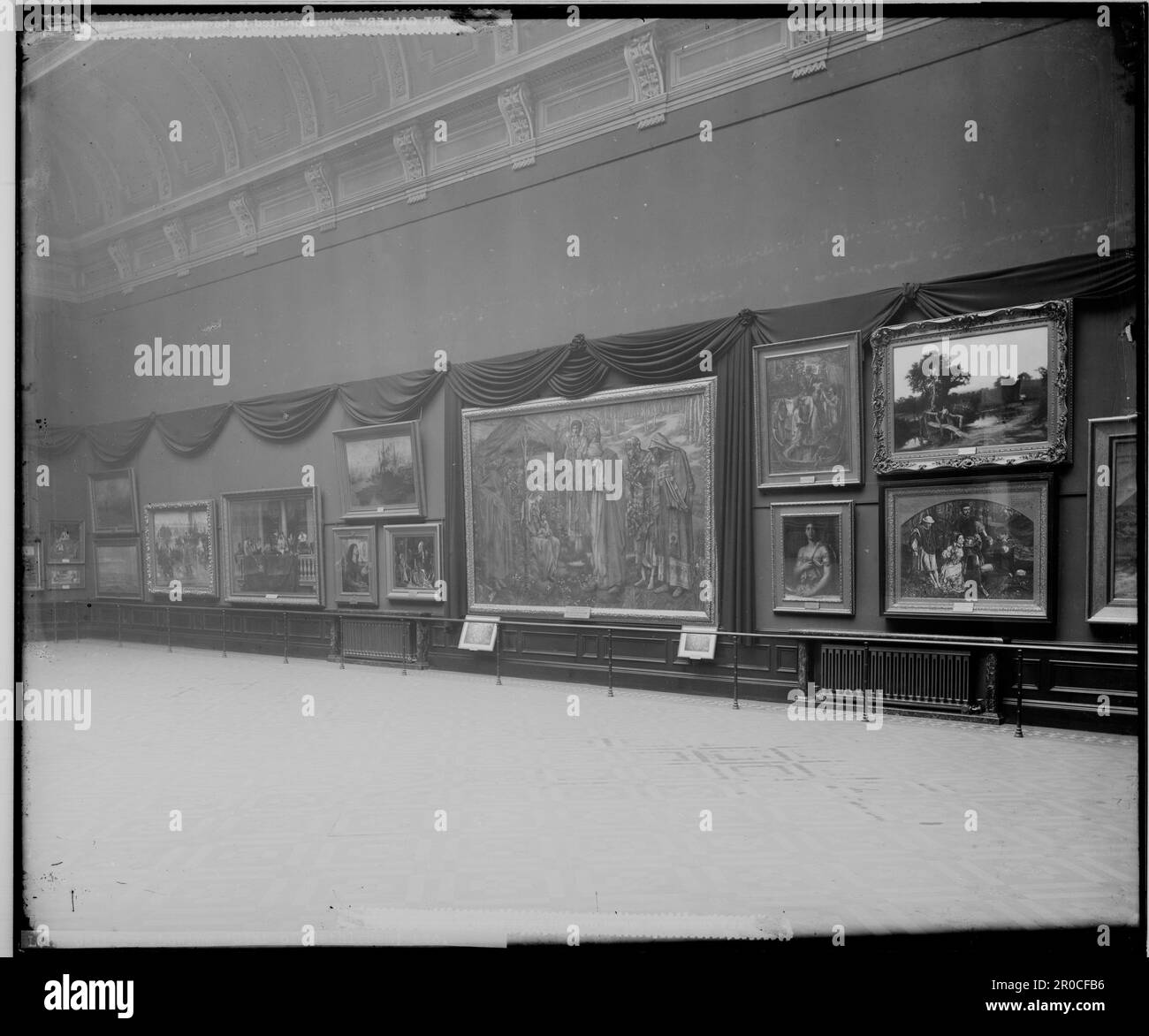 Neg 6684.. Ausstellungen vor der Raphaelite im Birmingham Museum & Art Gallery, c.1911 oder später. Das große Gemälde in der Mitte ist das Aquarell, 1891P75 der Stern von Bethlehem, von Sir Edward Burne-Jones, fertig gestellt in1891... Die schwache Beschriftung in der unteren linken Ecke lautet: „Lange Galerie mit dem Stern von Bethlehem usw.“. Digitalisiertes Bild aus Glasplatten-Negativ im Birmingham Museums Trust Archiv. Stockfoto