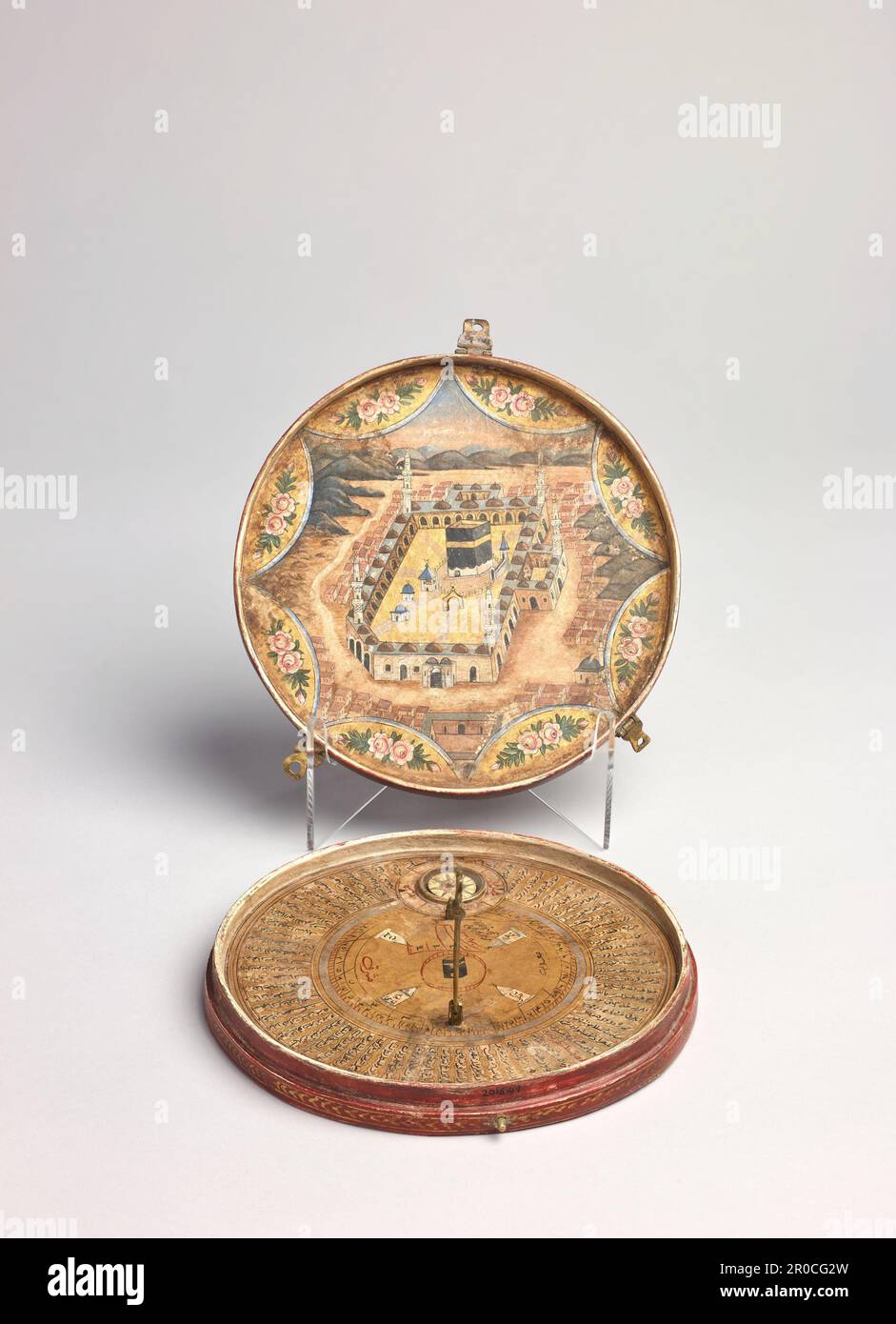 2016,49 [Ansicht 2 von 7]. Qibla-Anzeige, 1700-1825. Auch als Qibla-Kompass bekannt. Qibla-Indikatoren werden verwendet, um die Richtung und die Zeit des Gebets von muslimischen Gläubigen zu finden. Nach den zentralen Grundsätzen (oder fünf Säulen) des Islam müssen sie fünfmal am Tag beten. Stockfoto