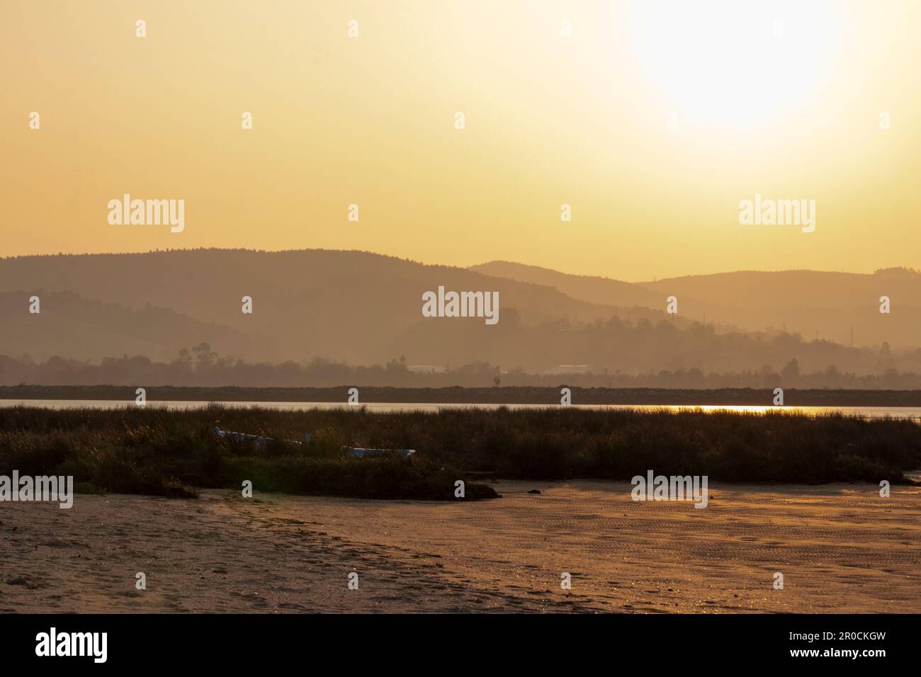 Friedlicher Sonnenuntergang über dem Ria von Laredo in Spanien Stockfoto