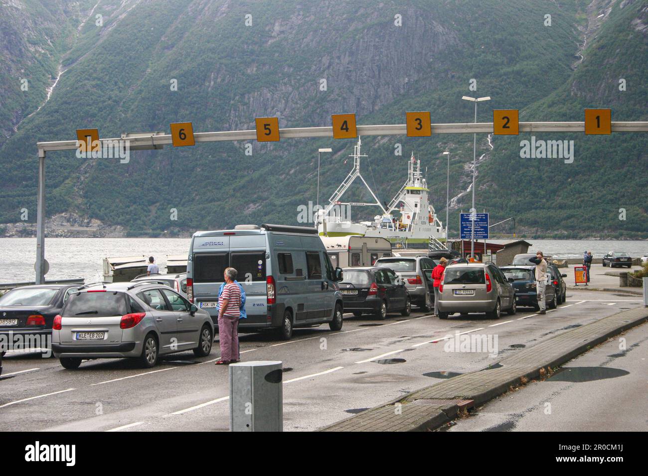 Autos, die auf eine Fähre geladen werden Stockfoto