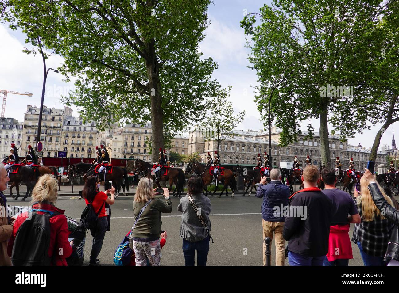 Paris, Frankreich. Mount Garde Républicaine, Mitglieder der Republikanischen Garde, die Parade Regalia tragen, kehren nach dem 8. Mai 2023, dem Jahrestag des Sieges des Zweiten Weltkriegs in Europa 1945, in die Kasernen zurück. Die Mitglieder der Republikanischen Garde sind Teil der französischen Nationalgendarmerie. Stockfoto