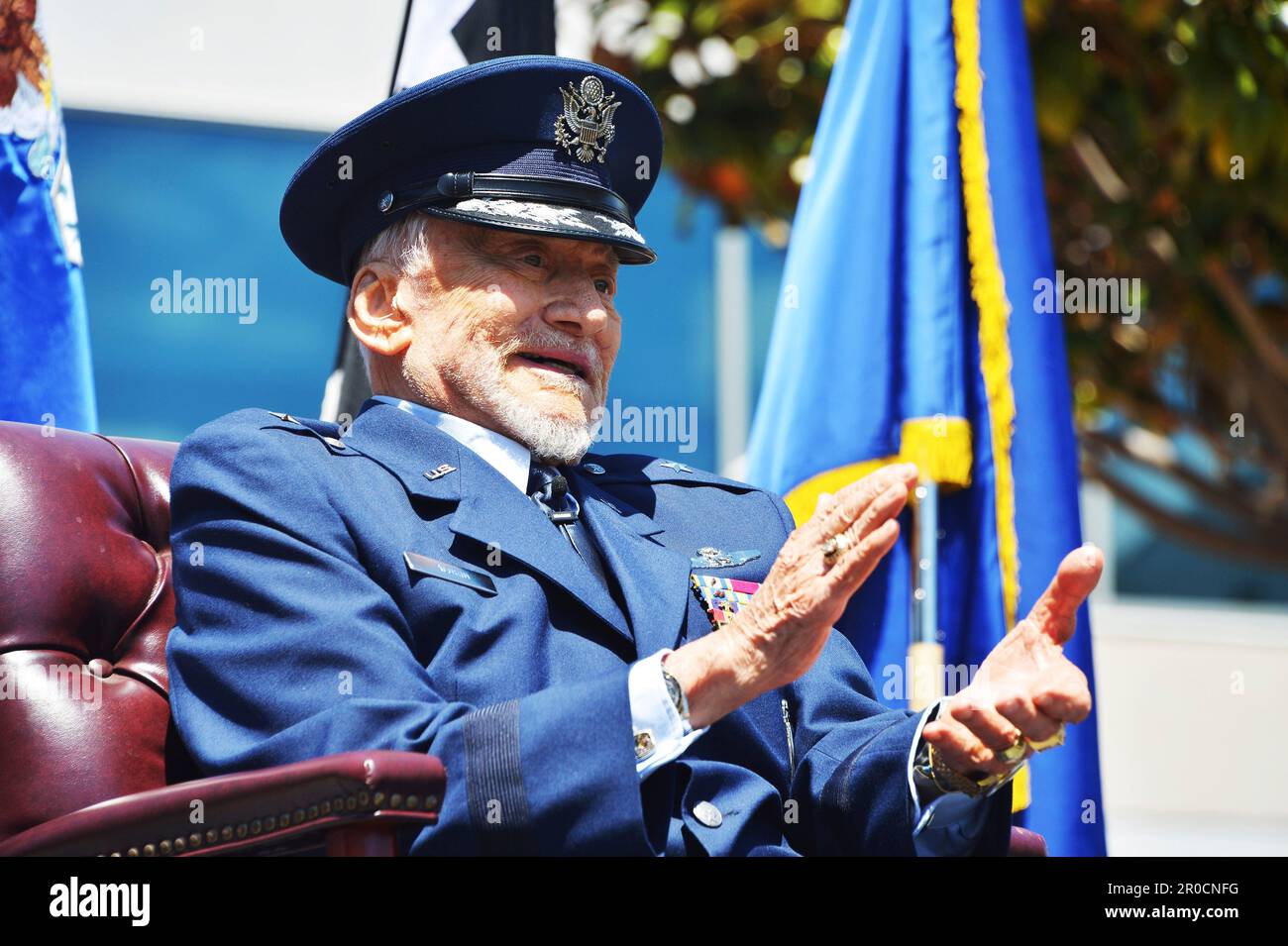 El Segundo, Vereinigte Staaten von Amerika. 05. Mai 2023. Astronaut im Ruhestand und Luftwaffenbrücke. General Buzz Aldrin applaudiert während seiner Beförderungszeremonie bei Space Systems Command am 5. Mai 2023 in El Segundo, Kalifornien, USA. Aldrin wurde in den Ehrenrang des Brigadegenerals der Weltraumstreitkräfte befördert, von seinem Ruhestand als Oberst der Luftwaffe während der Zeremonie. Kredit: LT Katelin Robinson/USA Space Force/Alamy Live News Stockfoto