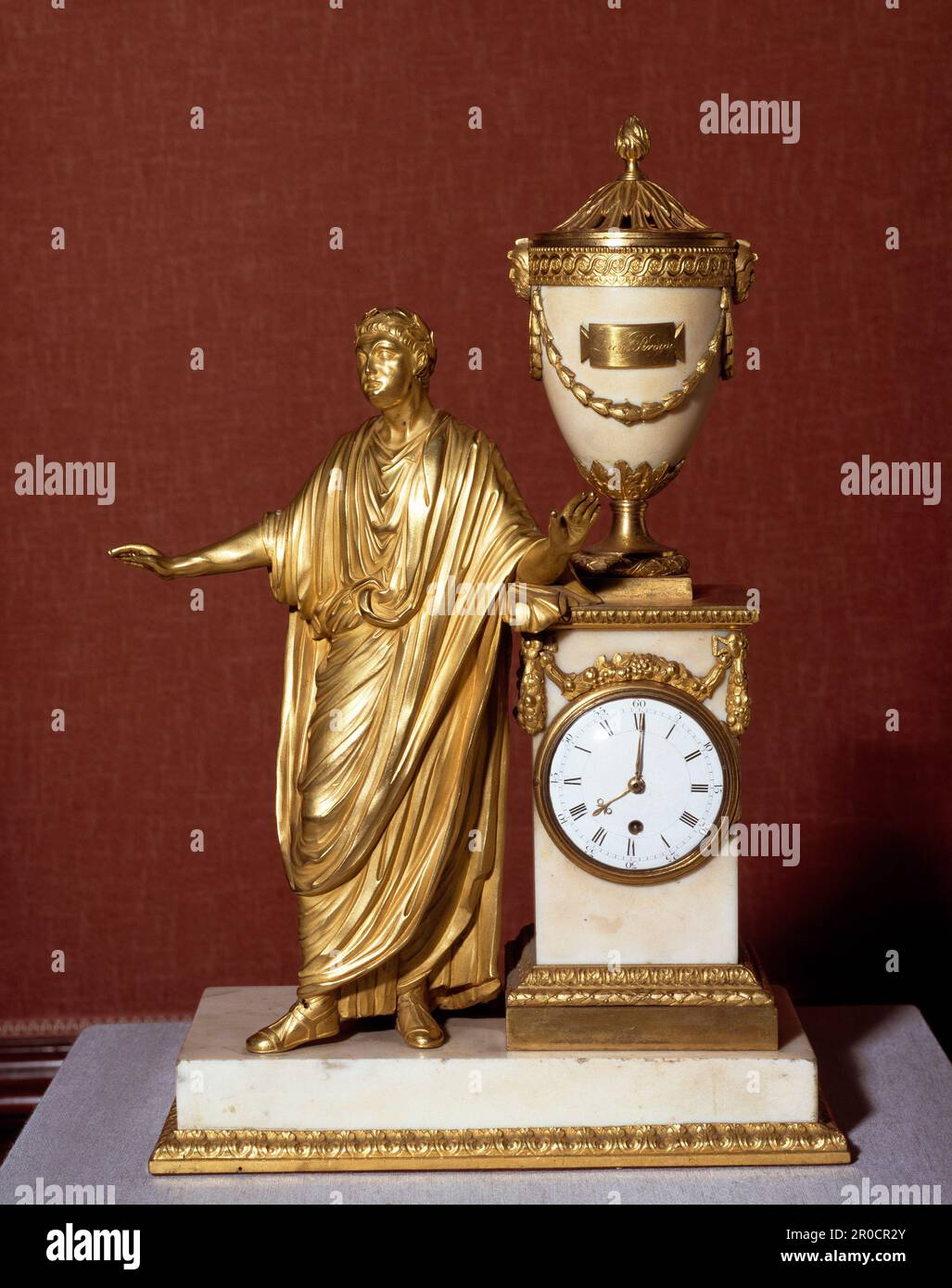 Der Titus Clockcase, 1776-78. Hersteller: Boulton & Fothergill... Die Partnerschaft zwischen Matthew Boulton und John Fothergill begann 1762. Sie haben eine Reihe verschiedener Produkte bei der Soho Manufactory entwickelt, aber sie waren am besten für ihre Ormolu-Halterungen bekannt. Innerhalb weniger Jahre hatten sie den Ruf gewonnen, die größten Hersteller von dekorativem Ormolu ihrer Zeit zu sein. Titus, der hier gezeigt wurde, war der älteste Sohn des römischen Kaisers Vespasian, der AD79 als sein Vater auftrat und einer der beliebtesten Herrscher Roms wurde. Stockfoto
