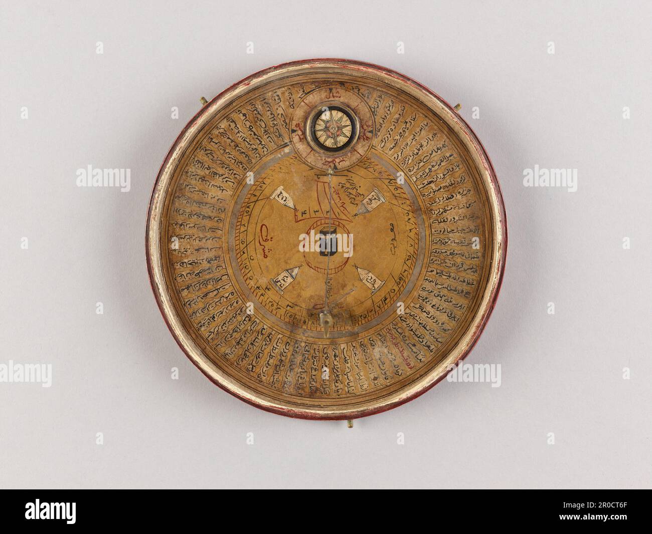 2016,49 [Ansicht 4 von 7]. Qibla-Anzeige, 1700-1825. Auch als Qibla-Kompass bekannt. Qibla-Indikatoren werden verwendet, um die Richtung und die Zeit des Gebets von muslimischen Gläubigen zu finden. Nach den zentralen Grundsätzen (oder fünf Säulen) des Islam müssen sie fünfmal am Tag beten. Stockfoto