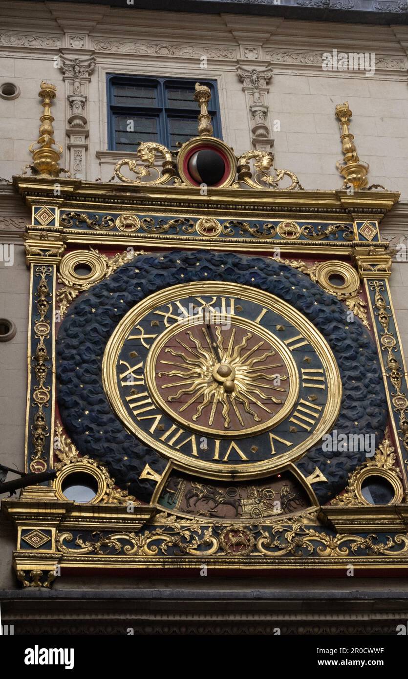 Rouen, Frankreich: Die mittelalterliche Gros Horloge-Uhr mit einer Hand hat auf beiden Seiten eines Gebäudes, das die gleichnamige Straße überspannt. Stockfoto