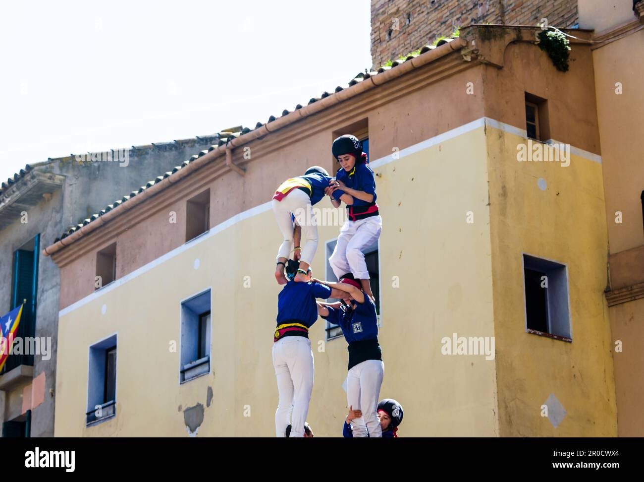 Igualada, Barcelona; 28. April 2019: Castelleras Days of Barcelona. 24. Jahre Moixiganguers de Igualada Gruppe, menschliche Türme aus Vila de Stockfoto