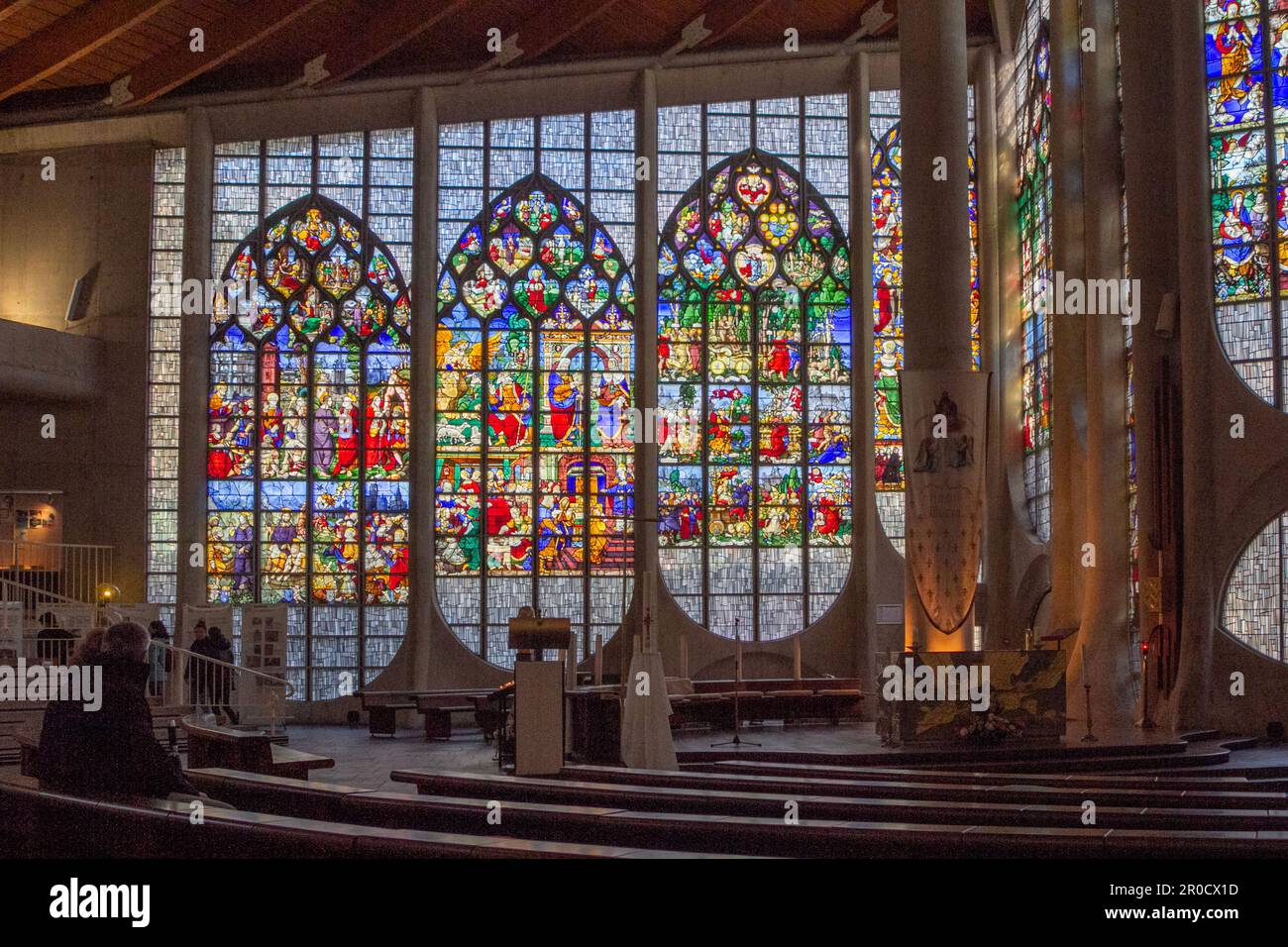 Rouen, Frankreich: Das moderne Interieur der Kirche Saint Jeanne d’Arc, erbaut 1979 mit Buntglas aus dem 16. Jahrhundert aus der vom Krieg zerstörten Kirche St. Vincent. Stockfoto
