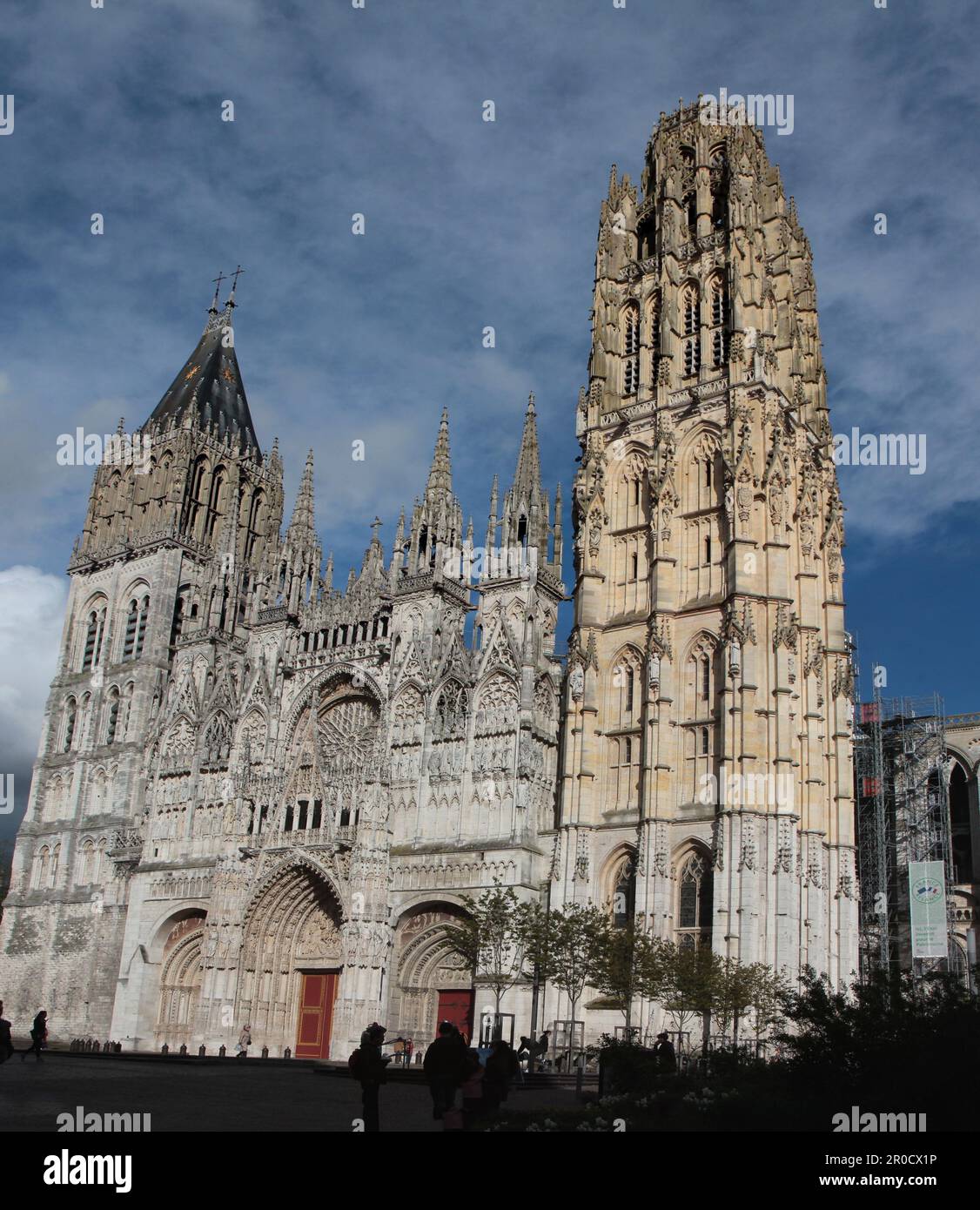 Rouen, Frankreich: Kathedrale Notre Dame vor einem Zirrocumulus-Himmel. Stockfoto