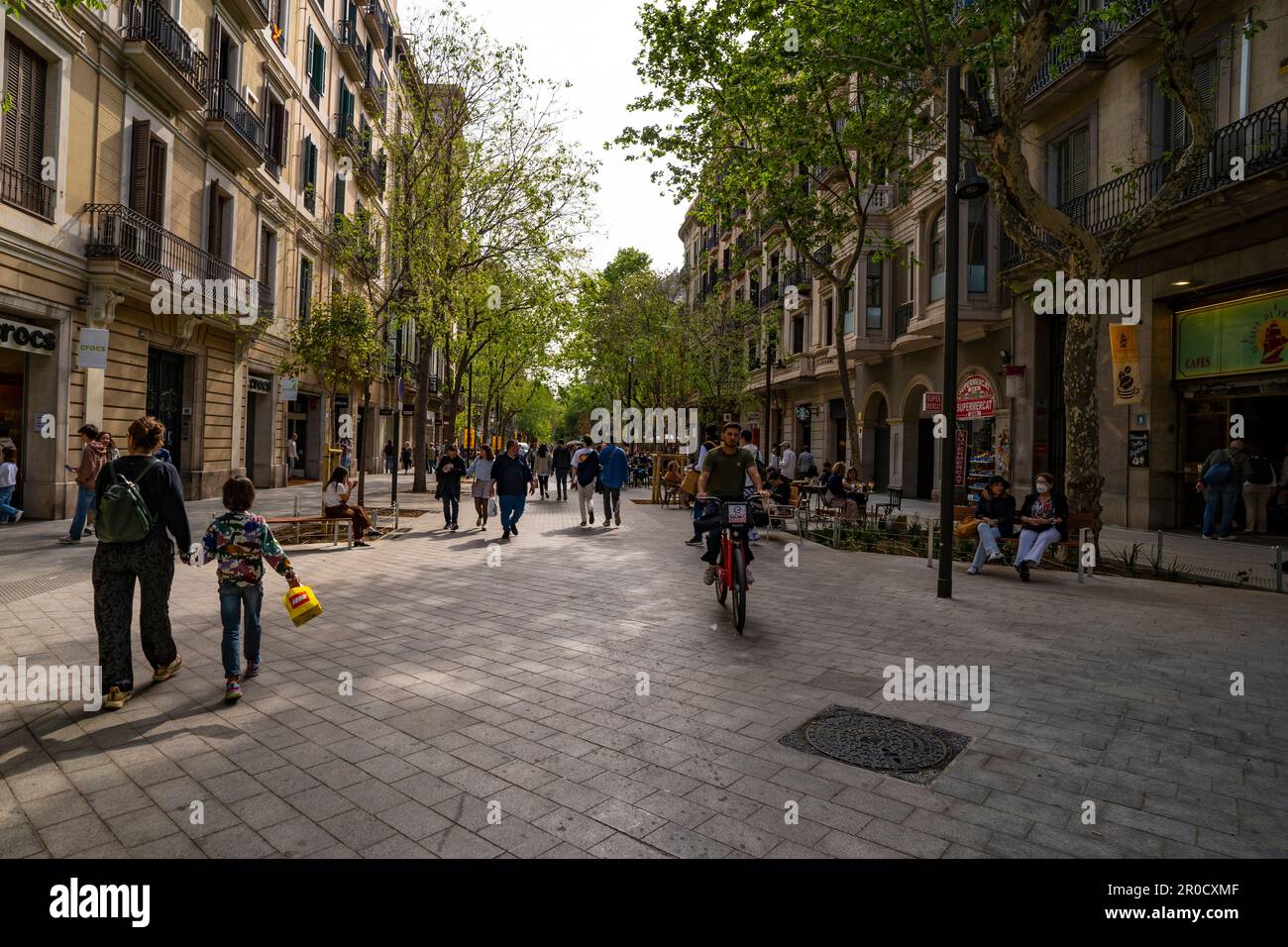 Neu verestriertes Carrer del Consell de Cent, Barcelona, Teil der eixos verds - Superilla de l'Eixample, April 2023. Das ist Teil eines Songs Stockfoto