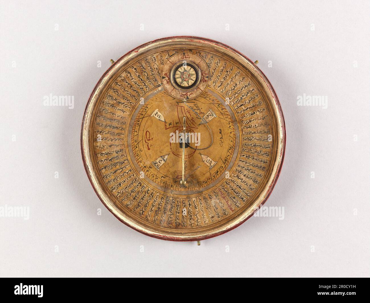 2016,49 [Ansicht 6 von 7]. Qibla-Anzeige, 1700-1825. Auch als Qibla-Kompass bekannt. Qibla-Indikatoren werden verwendet, um die Richtung und die Zeit des Gebets von muslimischen Gläubigen zu finden. Nach den zentralen Grundsätzen (oder fünf Säulen) des Islam müssen sie fünfmal am Tag beten. Stockfoto