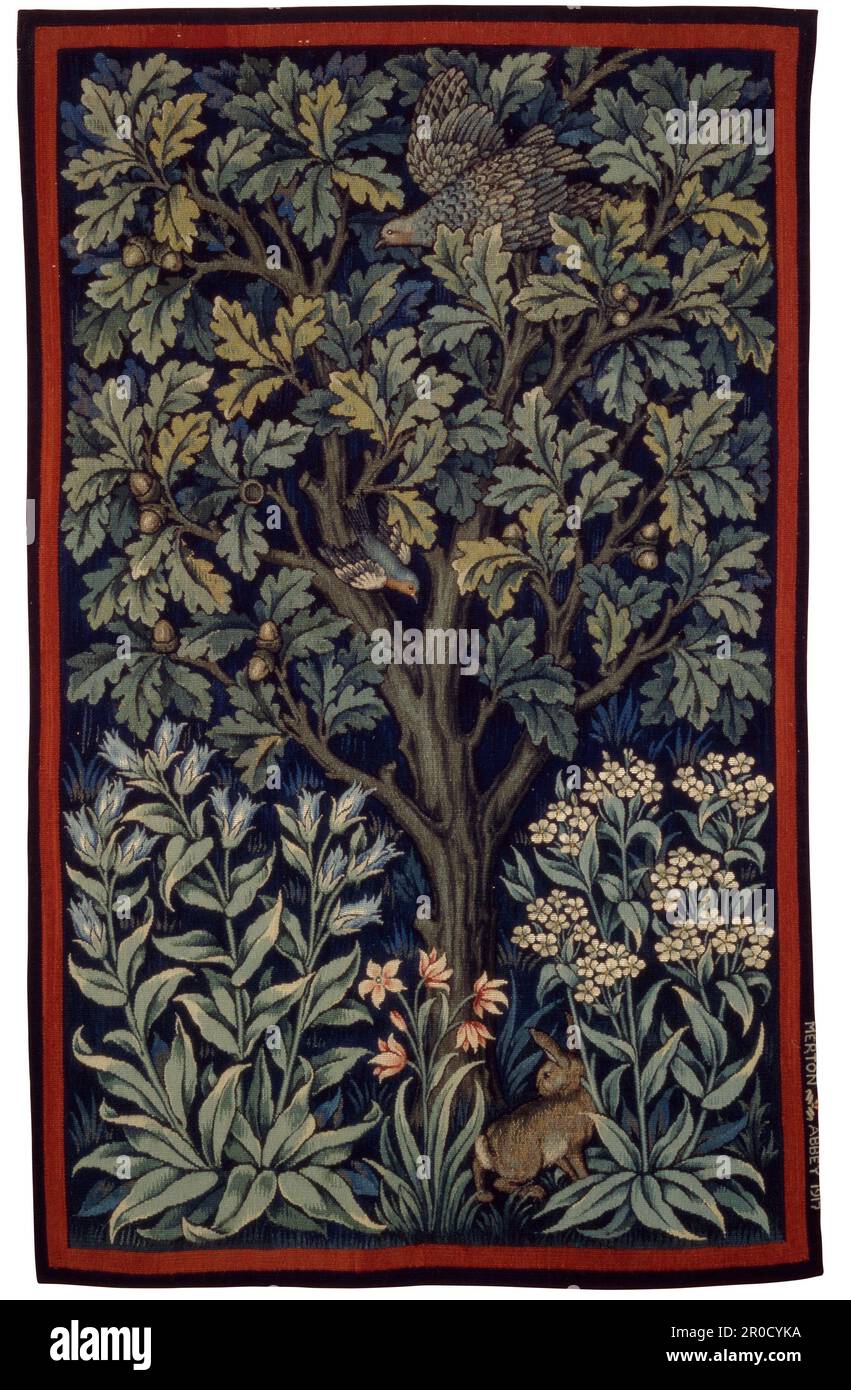Hen Fasan, Wandteppich, 1917. Weaver/Hersteller: Morris & Co Designer: John Henry Dearle (d.1932)... Ein kleiner grüner Wandteppich, der einen Hühnerfasan in einem Baum darstellt, mit einem Kaninchen darunter. Stockfoto