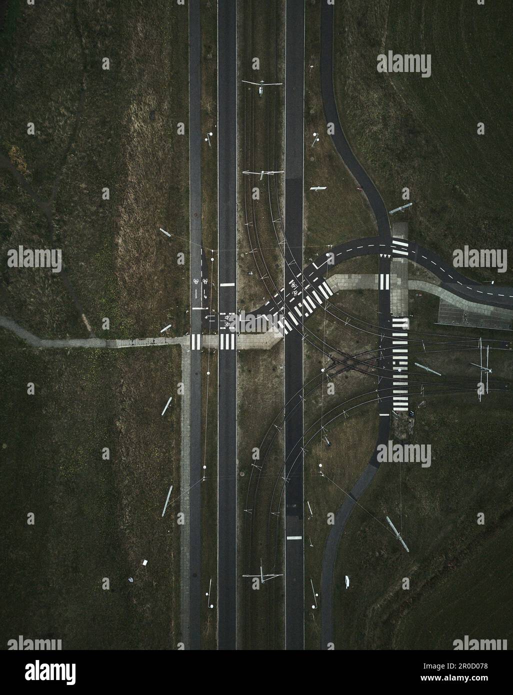 Dieses Luftfoto zeigt einen malerischen Blick auf ein grasbewachsenes Feld mit unberührten Straßen, die unberührt und leer zu sein scheinen Stockfoto