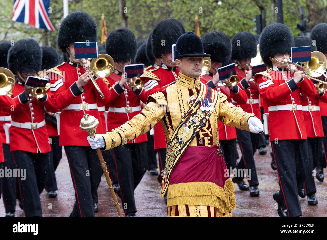 Massed Foot Guards' Bands, die am 6. Mai 2023 an der King Charles Krönungsprozession entlang der Mall in London teilnehmen Stockfoto