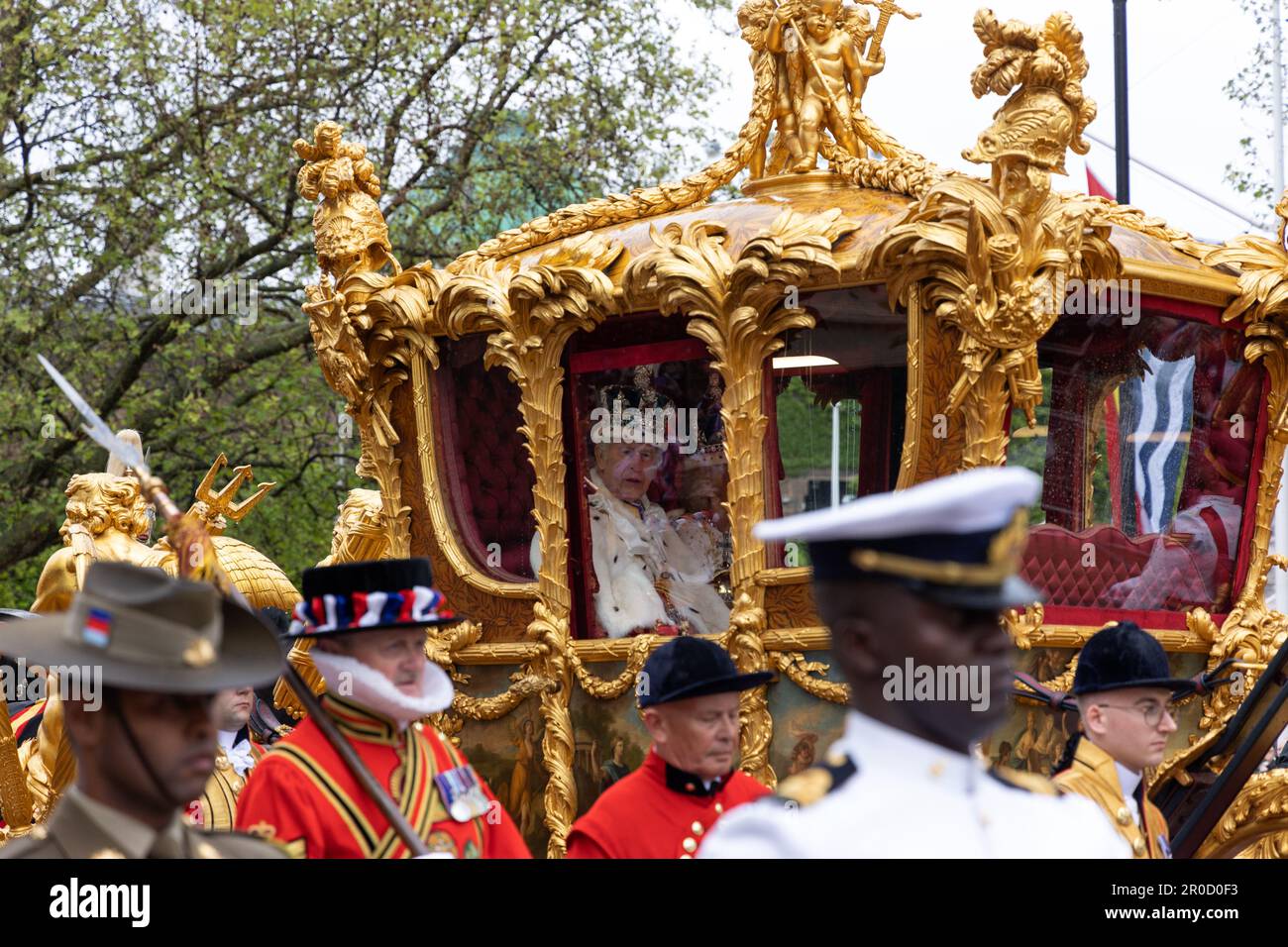 6. Mai 2023 - King Charles und Queen Camilla reisen im Gold State Coach entlang der Mall zum Buckingham Palace von der Krönungszeremonie in London Stockfoto