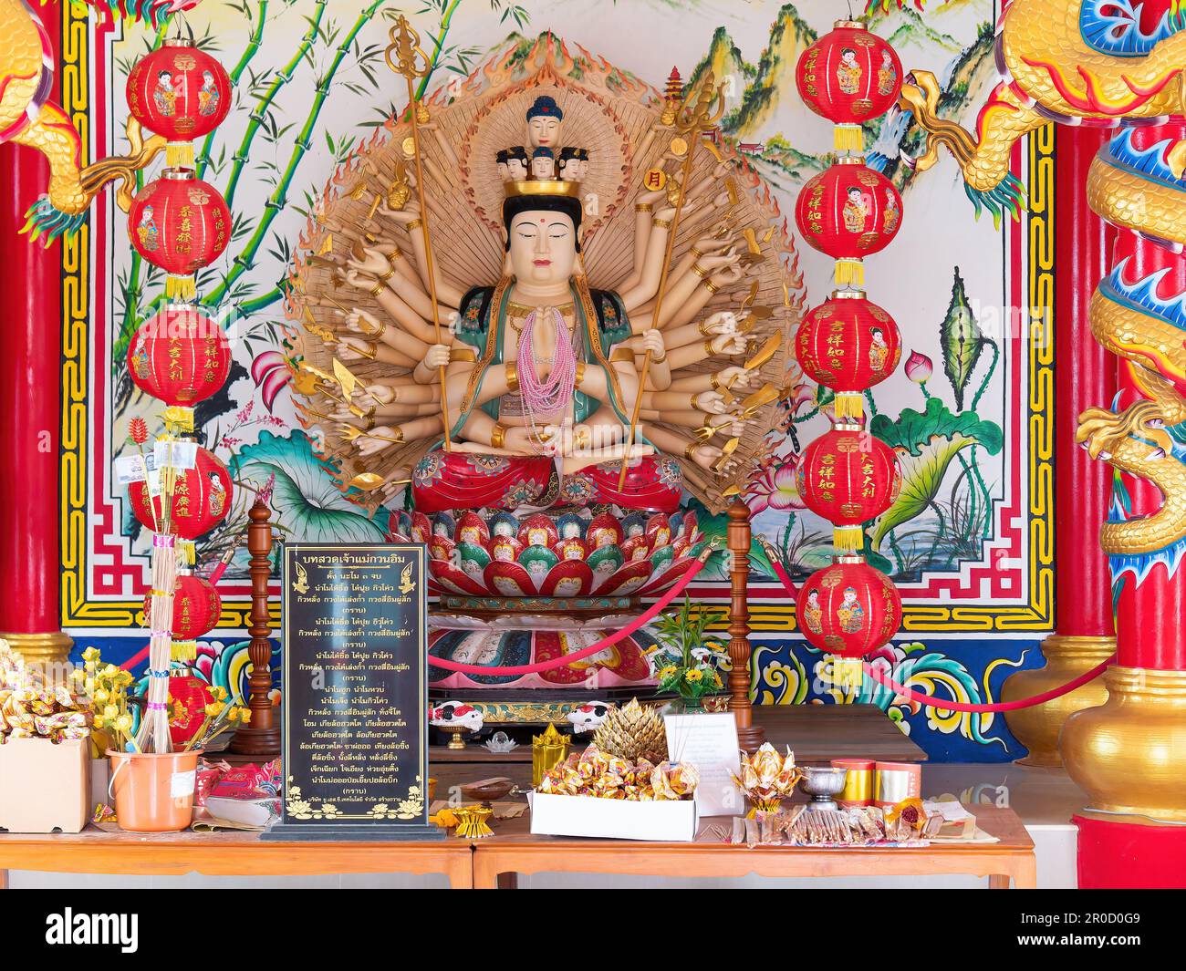 Bodhisattva Avalokiteshvara, Guanyin auf Chinesisch, Bild eines buddhistischen Tempels im chinesischen Stil in Wat Khun Samut Chin, Samut Prakan Province of Thailand. Bsb Stockfoto