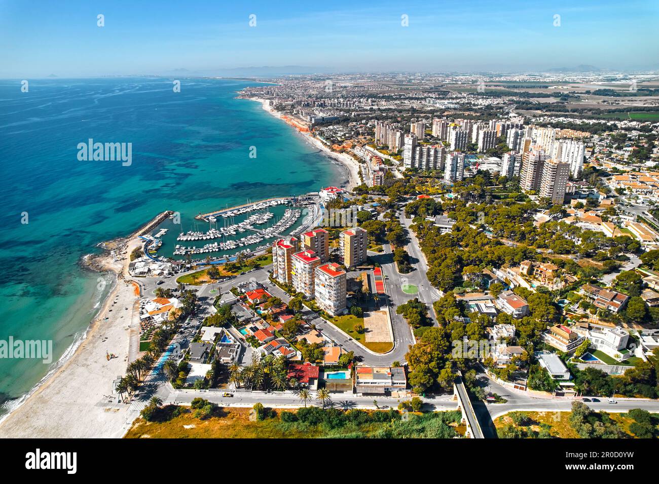 Malerischer Panoramablick von der Drohne auf Dehesa de Campoamor, Meer- und Stadtlandschaft, Blick von oben. Alicante, Costa Blanca, Spanien. Reiseziel Stockfoto