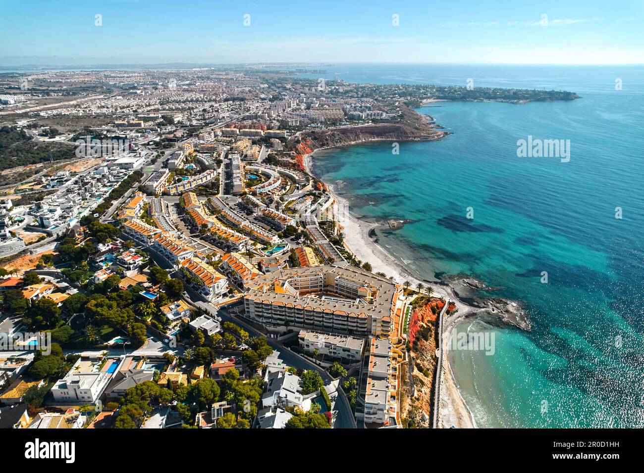 Malerischer Panoramablick von der Drohne auf Dehesa de Campoamor und Cabo Roig, Meer- und Stadtlandschaft, Blick von oben. Alicante, Costa Blanca, Spanien. Tr Stockfoto