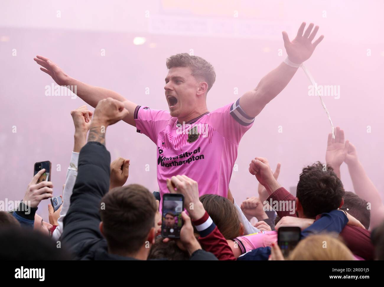 Sam Hoskins von Northampton Town und die Fans feiern die Aktion nach ...