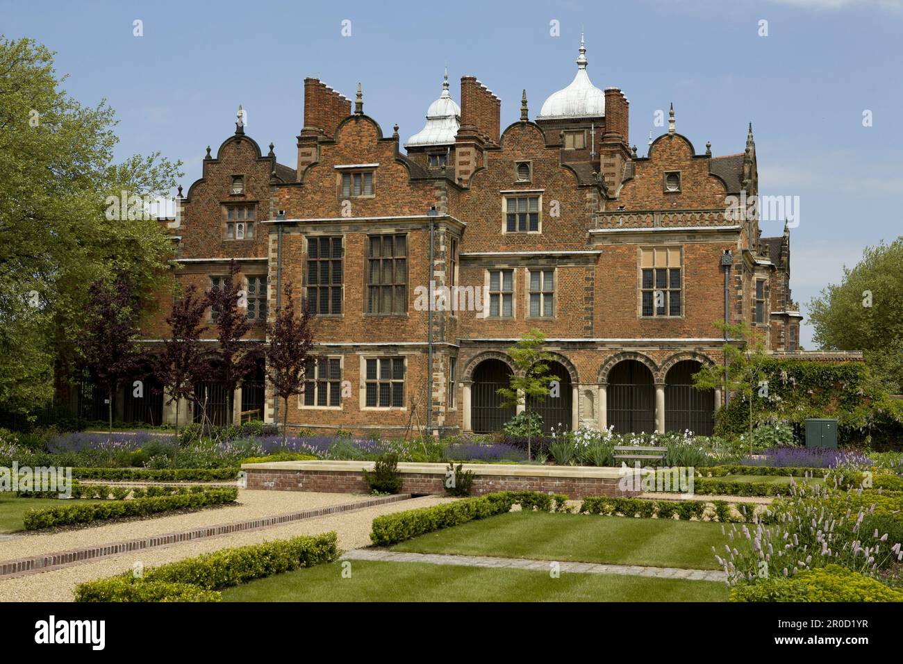 21/06/10 Aston Hall. Trinity Road,... Aston,... Birmingham, B6 6JD. Eines der letzten großen Häuser im Jakobinischen Stil, Aston Hall ist ein herrliches Herrenhaus aus rotem Backstein aus dem 17. Jahrhundert, das sich in einem malerischen öffentlichen Park auf der Nordseite von Birmingham befindet. Die Aston Hall wurde zwischen 1618 und 1635 für Sir Thomas holte erbaut und beherbergt James Watt Junior von 1817 bis 1848 Jahren. Sie ist reich an Geschichte. Erfahren Sie, wie sie während des Englischen Bürgerkriegs belagert wurde, königliche Hoheiten erhielt und einen Autor inspirierte. Die Halle ist ein denkmalgeschütztes Gebäude der Kategorie I und wurde im ehemaligen Jakobinischen Glanz restauriert und ist bei Besuchern sehr beliebt Stockfoto