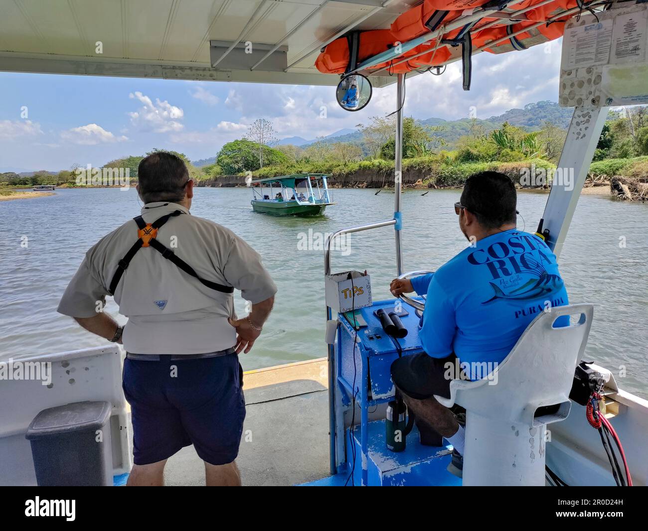 Tarcoles, Costa Rica - Ein Reiseleiter und Bootsführer auf einem Kreuzfahrtschiff mit Krokodilbeobachtung auf dem Fluss Tarcoles. Stockfoto