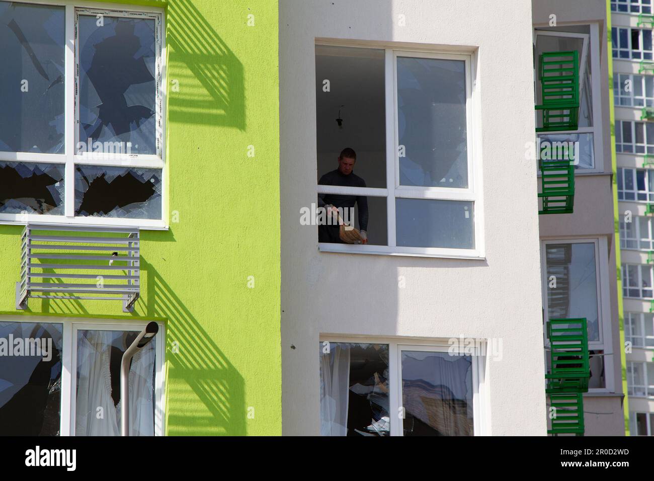 Nicht exklusiv: KIEW, UKRAINE - 08. MAI 2023 - zerbrochene Fenster eines Wohngebäudes sind am Ort des Falls einer russischen Shahed Kamikaze-Drohne zu sehen Stockfoto