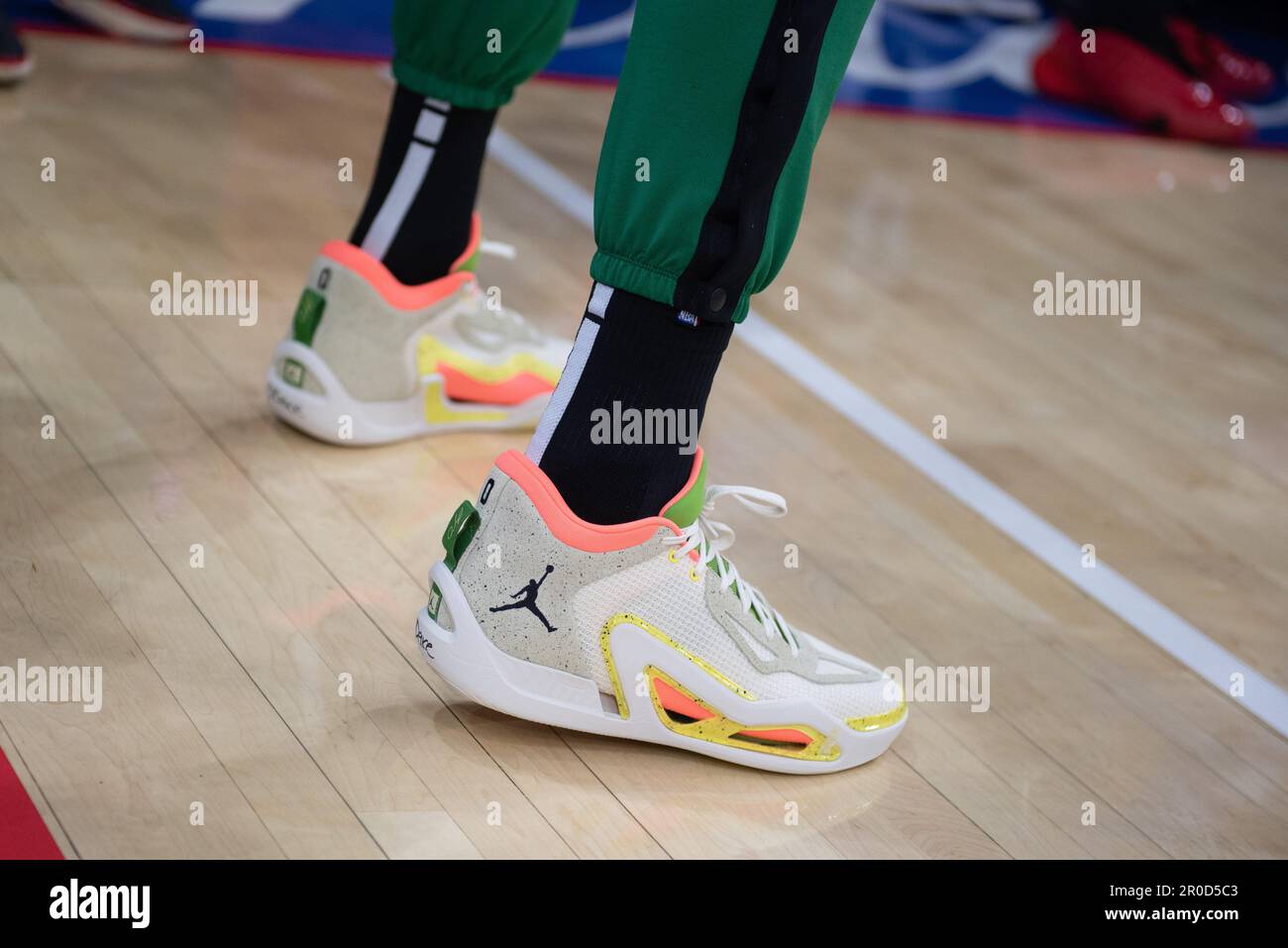 PHILADELPHIA, PENNSYLVANIA - 7. MAI: Die Sneaker, die Jayson Tatum #0 der Boston Celtics im Runde 2 Spiel 4 der Eastern Conference Semi-Finals 2023 der NBA-Playoffs gegen die Philadelphia 76ers am 7. Mai 2023 im Wells Fargo Center in Philadelphia, Pennsylvania, getragen haben. (Foto: Stephen Nadler/PxImages) Kredit: Px Images/Alamy Live News Stockfoto