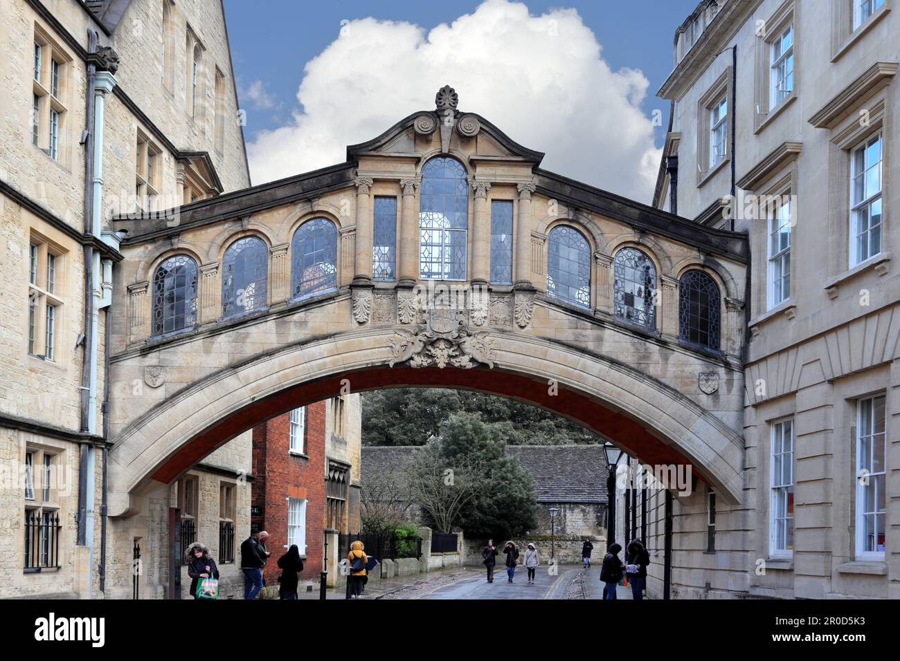 Die Hertford Bridge, auch „Bridge of Sighs“ genannt, verbindet zwei Teile des Hertford College über die New College Lane in Oxford, England. Stockfoto