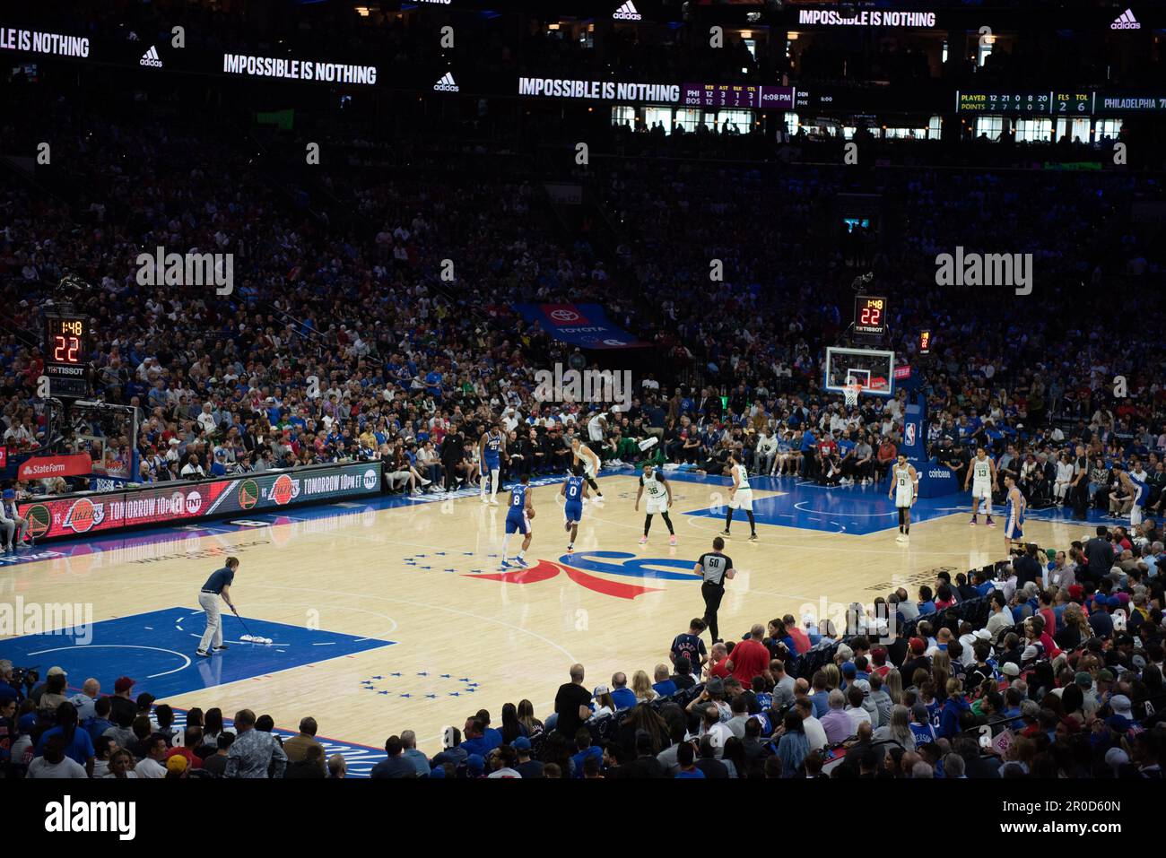 PHILADELPHIA, Pennsylvania - 7 7. MAI 2023: Ein allgemeiner Überblick über das vierte Spiel der Eastern Conference Semi-Finals der NBA-Playoffs 2023 zwischen den Boston Celtics und Philadelphia 76ers im Wells Fargo Center in Philadelphia, Pennsylvania. (Foto: Stephen Nadler/PxImages) Kredit: Px Images/Alamy Live News Stockfoto