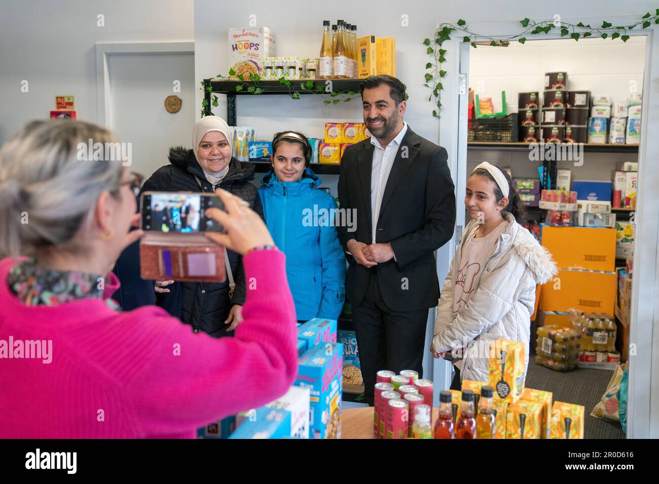 Der Erste Minister von Schottland Humza Yousaf trifft Angehörige der örtlichen Gemeinschaft während eines Besuchs in der Whitfield Community Larder in Dundee im Rahmen der „Big Help Out“, Das eine breite Palette an Dienstleistungen für die Gemeinde bietet, einschließlich Budget-Kochkurse und Naloxone-Training, um die Krönung von König Karl III. Und Königin Camilla zu feiern. Foto: Montag, 8. Mai 2023. Stockfoto