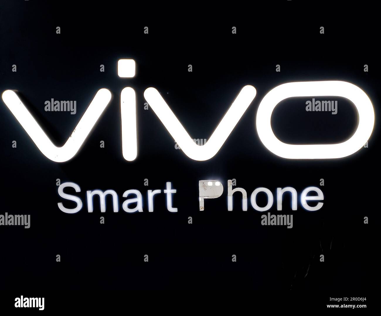 Markendarstellung der Smartphone-Marke VIVO in einem Mobiltelefongeschäft. Stockfoto