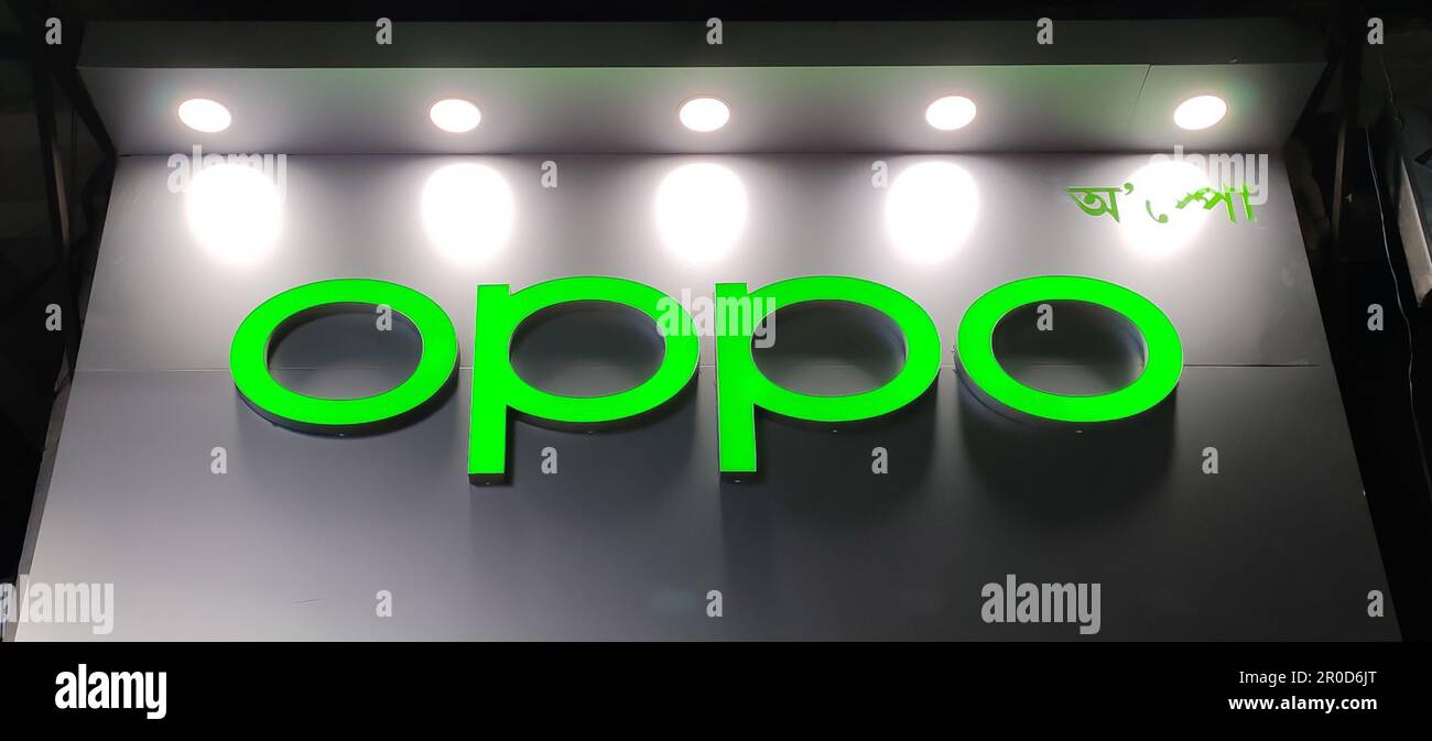 Markendarstellung der Smartphone-Marke OPPO in einem Mobilfunkgeschäft. Stockfoto