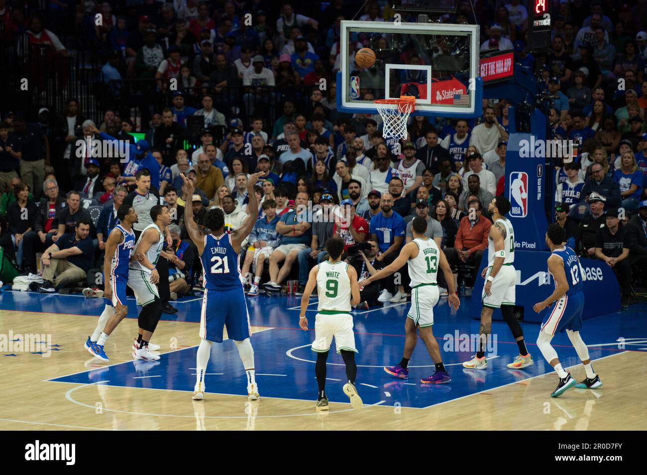 Philadelphia, Philadelphia, Pennsylvania, USA. 7. Mai 2023. PHILADELPHIA, PENNSYLVANIA - MAI 7: Joel Embiid #21 der 76ers schießt den Ball während Runde 2 Spiel 4 der Eastern Conference Semi-Finals 2023 der NBA-Playoffs gegen die Boston Celtics am 7. Mai 2023 im Wells Fargo Center in Philadelphia, Pennsylvania. (Kreditbild: © Stephen Nadler/PX Imagens via ZUMA Press Wire) NUR REDAKTIONELLE VERWENDUNG! Nicht für den kommerziellen GEBRAUCH! Kredit: ZUMA Press, Inc./Alamy Live News Stockfoto