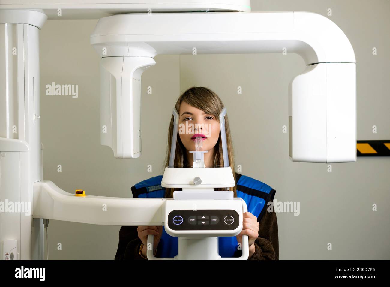 Patientin mit Computertomographie des Kiefers, kreisförmiger Kieferschnappschuss in der modernen Zahnheilkunde in der Röntgenpraxis. Computertomographische 3D-Tomographie der Zähne und ja Stockfoto