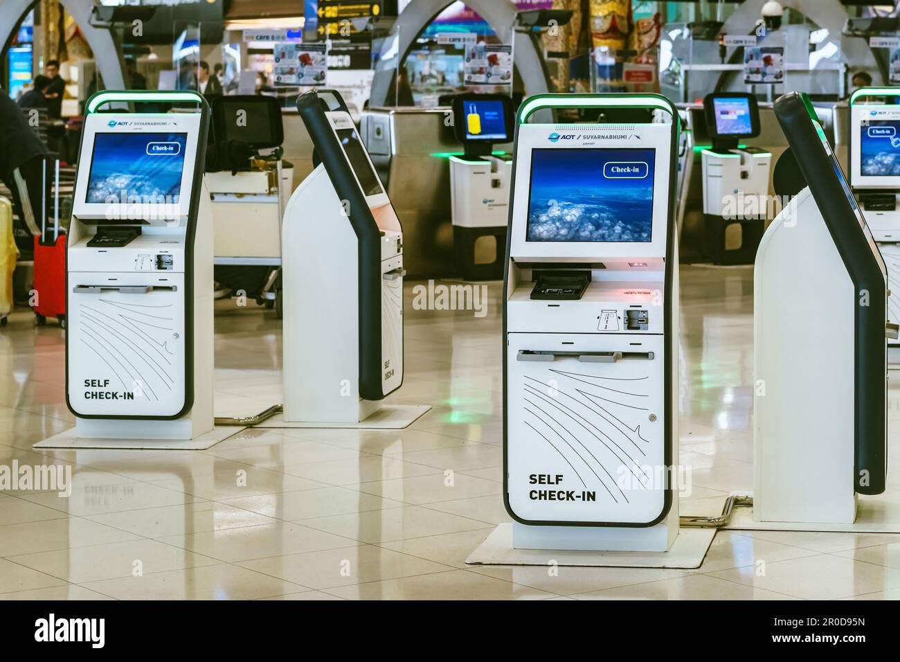 BANGKOK-THAILAND, FEBRUAR 20,2023 : Automated Self Check-in or Self Service Machine at Suvarnabhumi International Airport. Innovation im Dienste Stockfoto