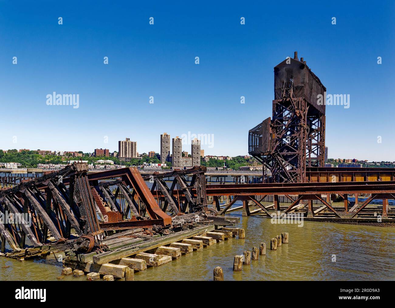 Dieser rostende Verfall – heute ein Wahrzeichen – bewegte einst Güterwaggons auf und von Lastkähnen, die den Hudson River überquerten, bevor ein Eisenbahntunnel gebaut wurde. Stockfoto