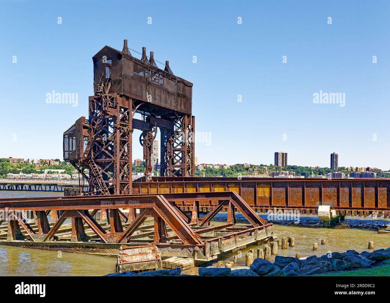 Dieser rostende Verfall – heute ein Wahrzeichen – bewegte einst Güterwaggons auf und von Lastkähnen, die den Hudson River überquerten, bevor ein Eisenbahntunnel gebaut wurde. Stockfoto
