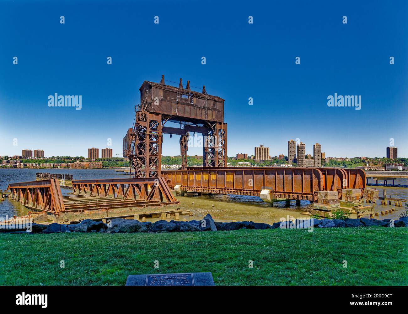 Dieser rostende Verfall – heute ein Wahrzeichen – bewegte einst Güterwaggons auf und von Lastkähnen, die den Hudson River überquerten, bevor ein Eisenbahntunnel gebaut wurde. Stockfoto