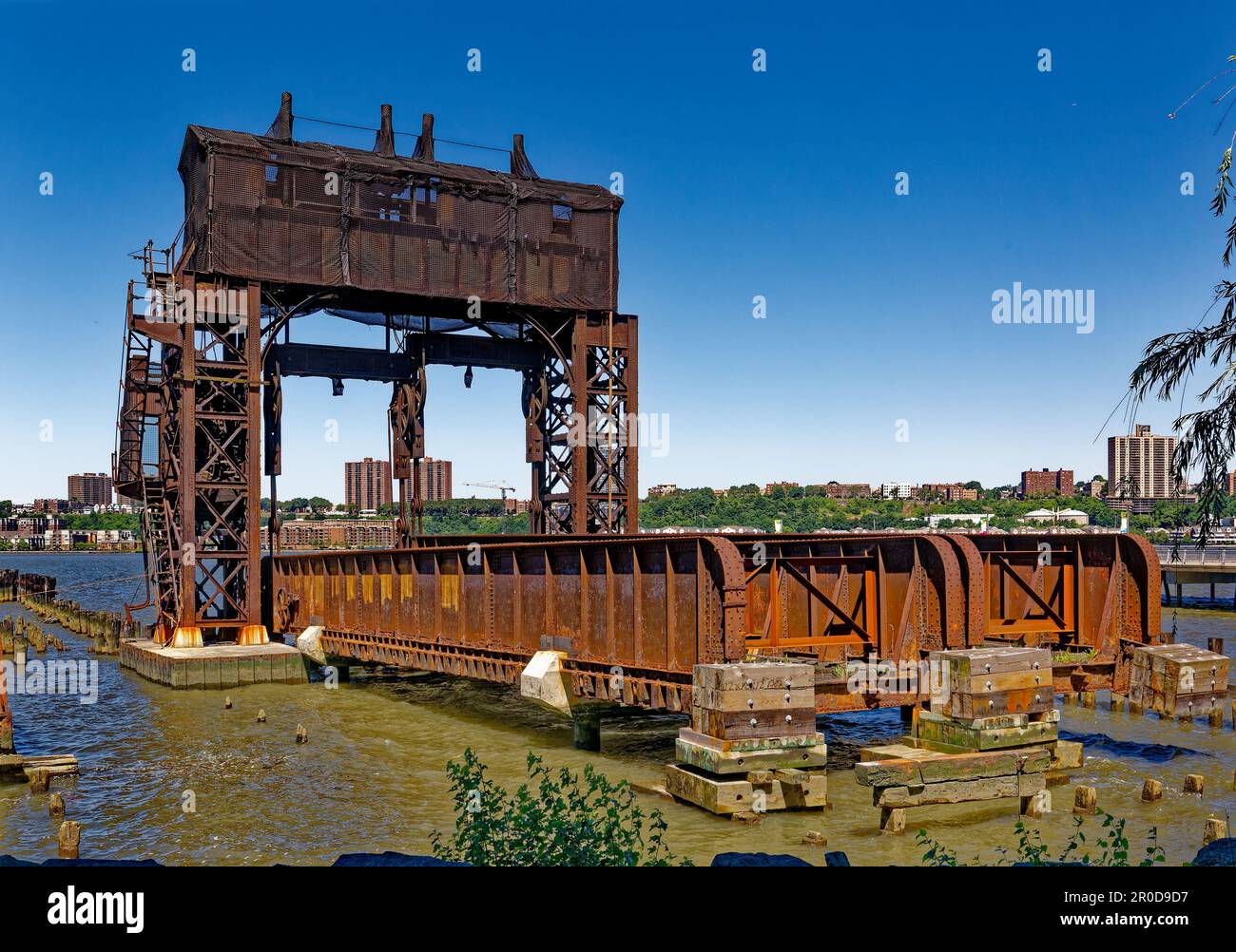 Dieser rostende Verfall – heute ein Wahrzeichen – bewegte einst Güterwaggons auf und von Lastkähnen, die den Hudson River überquerten, bevor ein Eisenbahntunnel gebaut wurde. Stockfoto