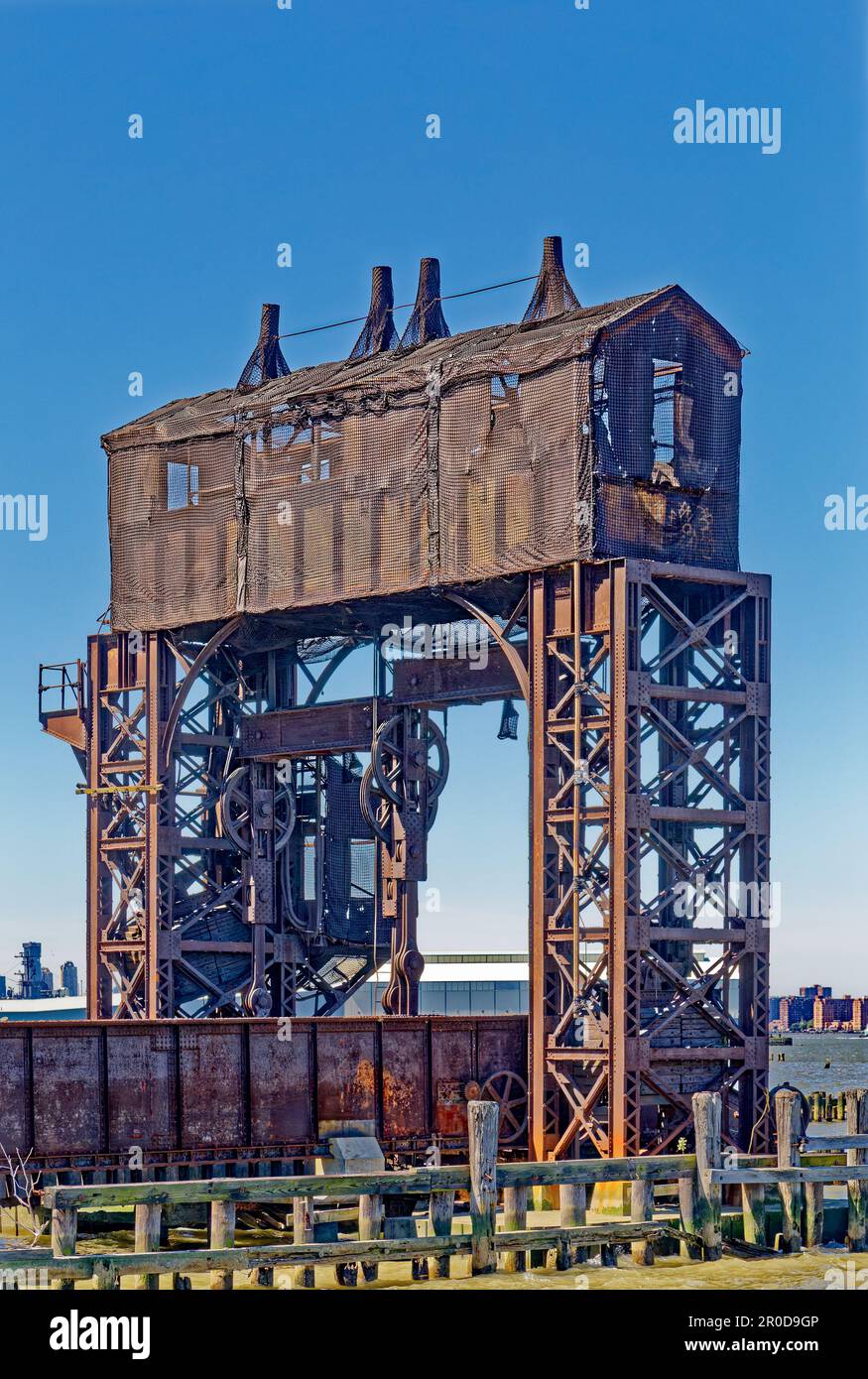 Dieser rostende Verfall – heute ein Wahrzeichen – bewegte einst Güterwaggons auf und von Lastkähnen, die den Hudson River überquerten, bevor ein Eisenbahntunnel gebaut wurde. Stockfoto