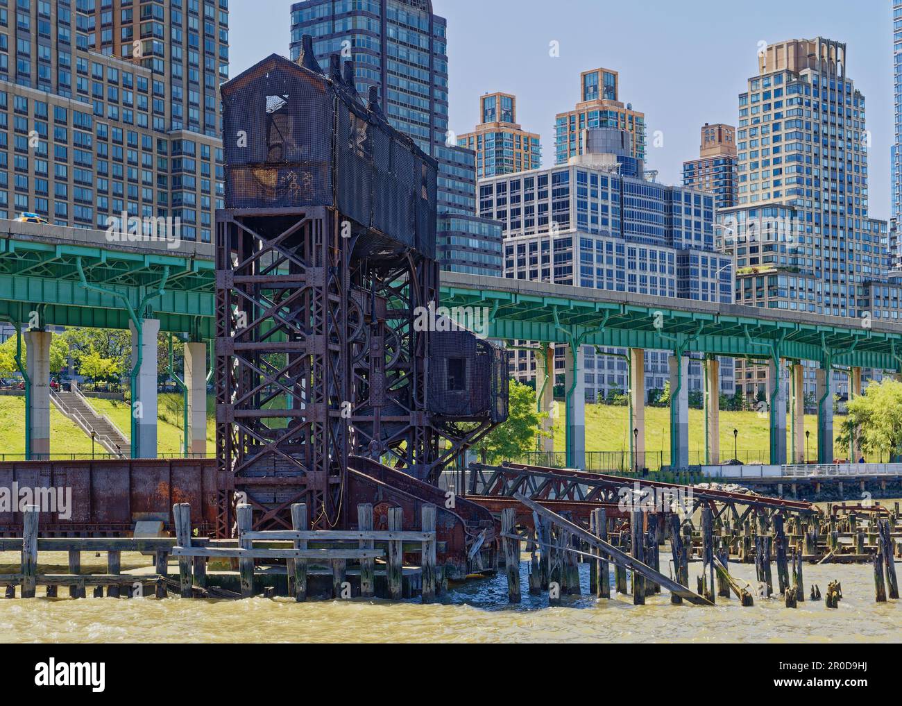 Dieser rostende Verfall – heute ein Wahrzeichen – bewegte einst Güterwaggons auf und von Lastkähnen, die den Hudson River überquerten, bevor ein Eisenbahntunnel gebaut wurde. Stockfoto