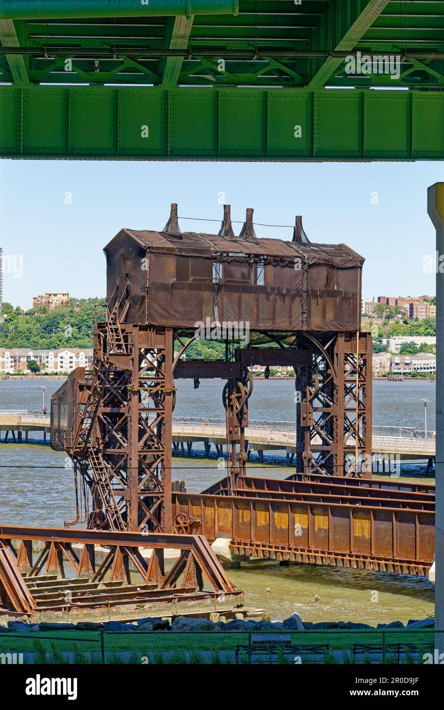 Dieser rostende Verfall – heute ein Wahrzeichen – bewegte einst Güterwaggons auf und von Lastkähnen, die den Hudson River überquerten, bevor ein Eisenbahntunnel gebaut wurde. Stockfoto