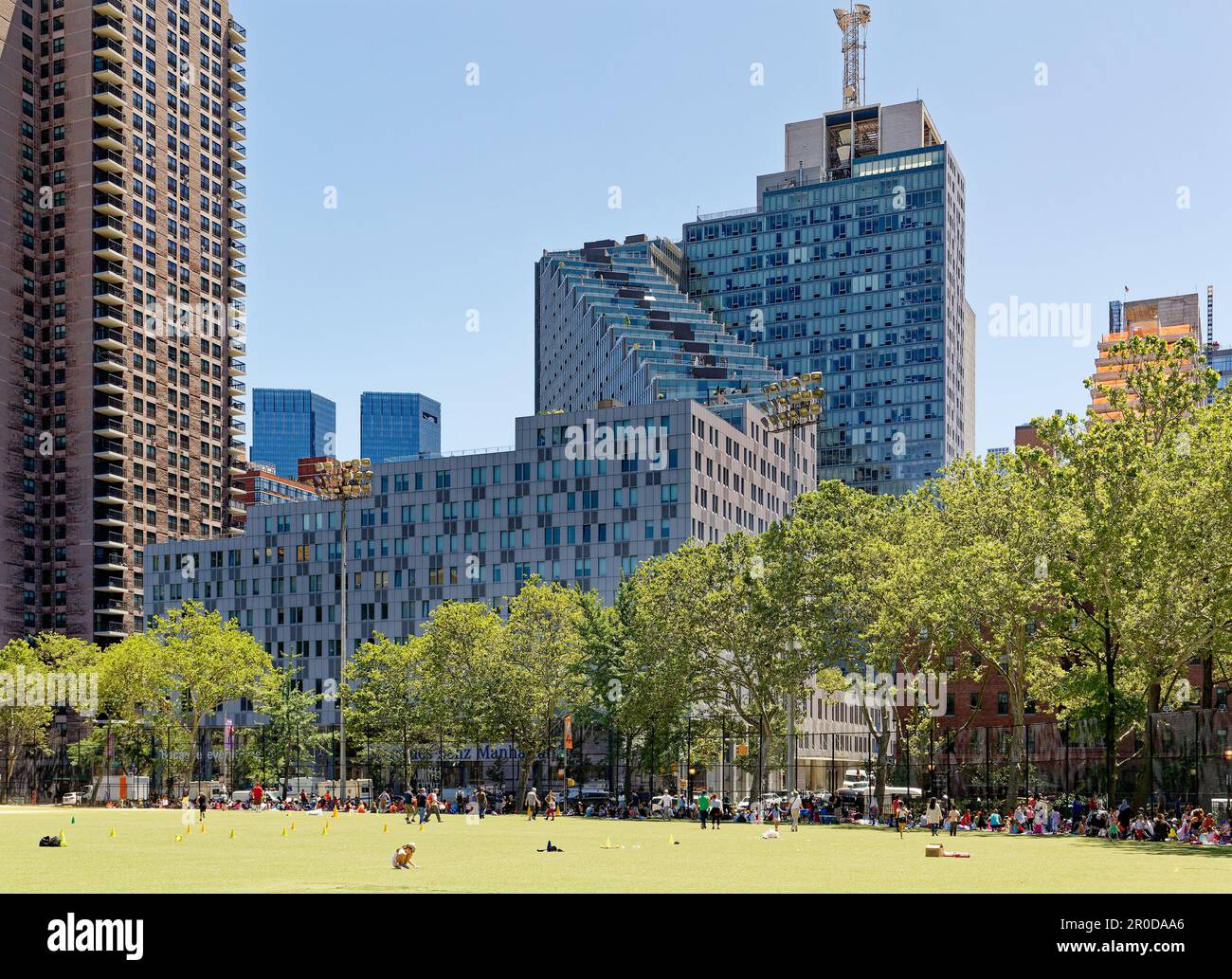 Das Mercedes House ist ein zickiges Hochhaus mit kaskadierenden Balkonen auf der 11. Avenue und Blick auf den DeWitt Clinton Park. Stockfoto