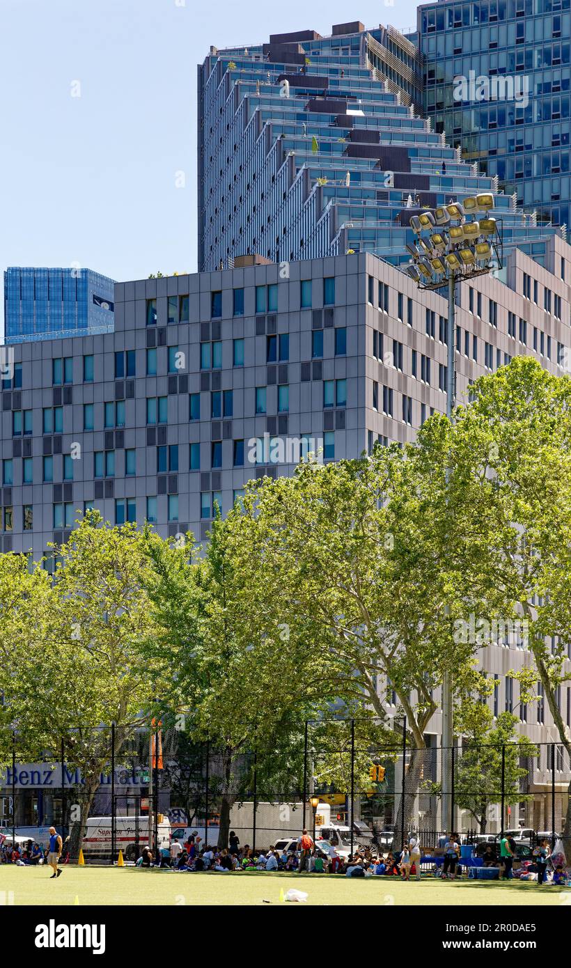 Das Mercedes House ist ein zickiges Hochhaus mit kaskadierenden Balkonen auf der 11. Avenue und Blick auf den DeWitt Clinton Park. Stockfoto