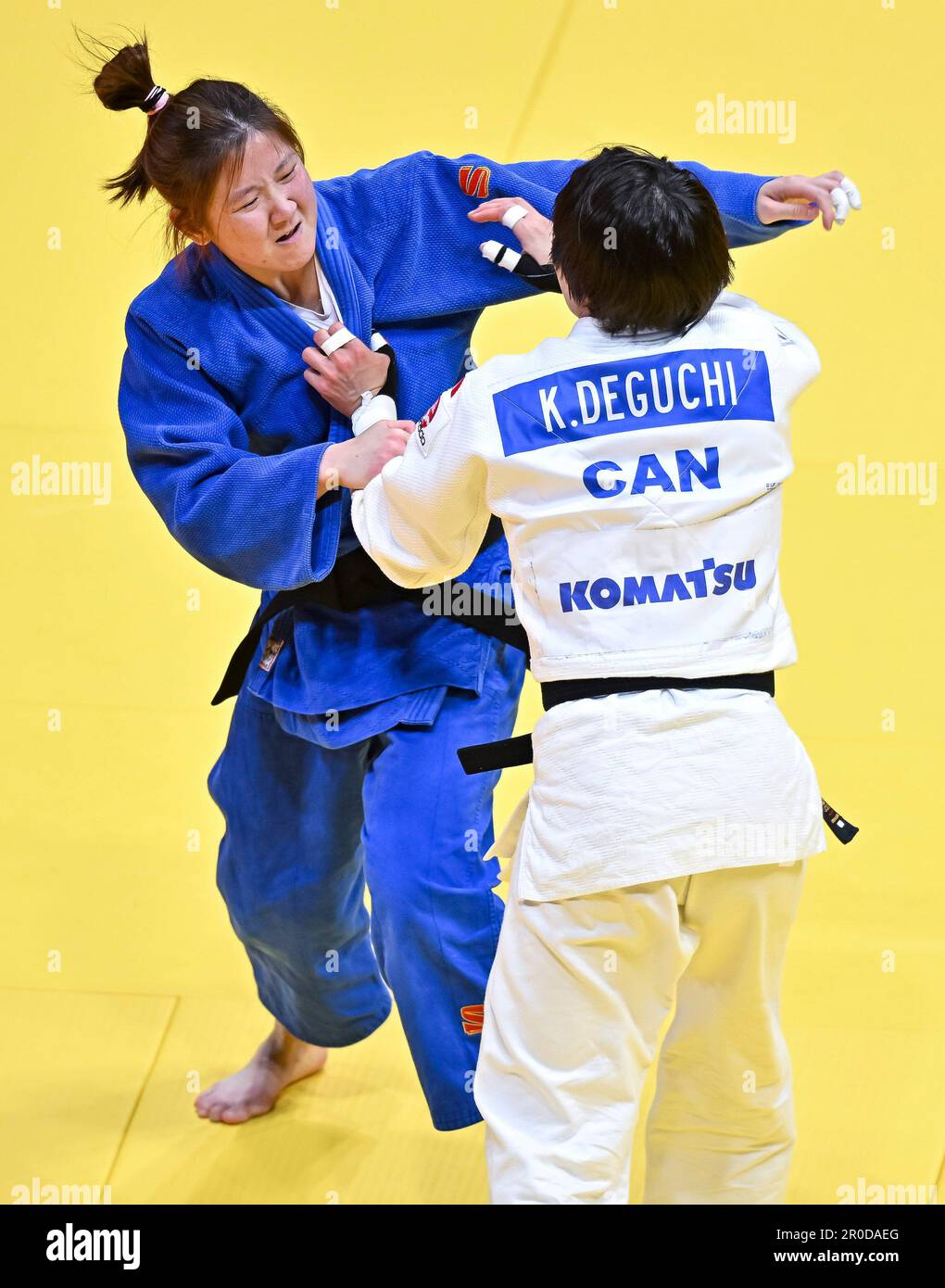 Doha, Katar. 8. Mai 2023. Liu Ben (L) aus China tritt mit Kelly Deguchi aus Kanada während der zweiten Runde des Pool D-Spiels der Frauen im Wert von 52KG bei der Judo-Weltmeisterschaft Doha 2023 in Doha, Katar, am 8. Mai 2023 an. Kredit: Nikku/Xinhua/Alamy Live News Stockfoto