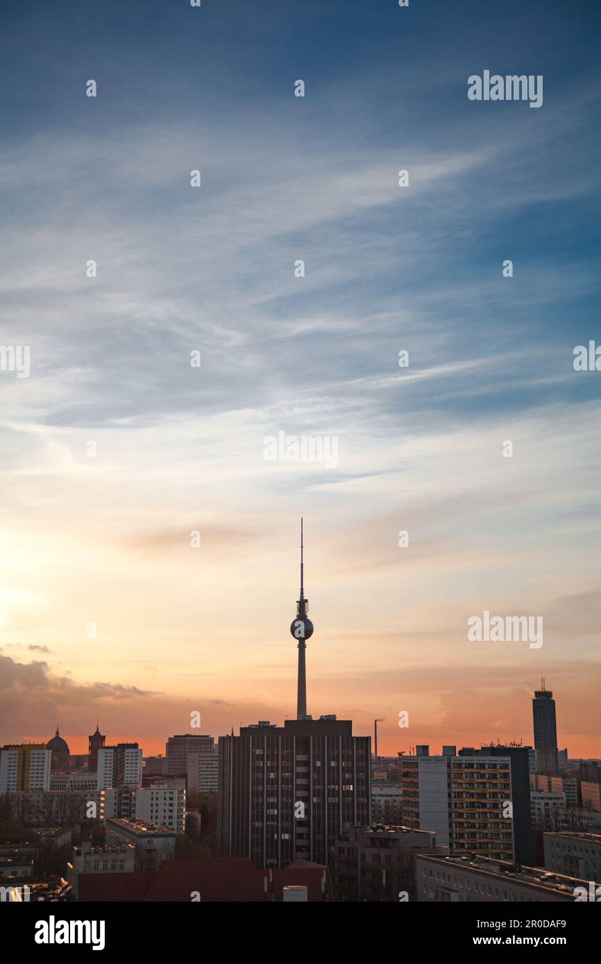 Luftaufnahme der pulsierenden Stadt Berlin am Ende eines Sommertags, beleuchtet von einem warmen rosa Sonnenuntergang Stockfoto