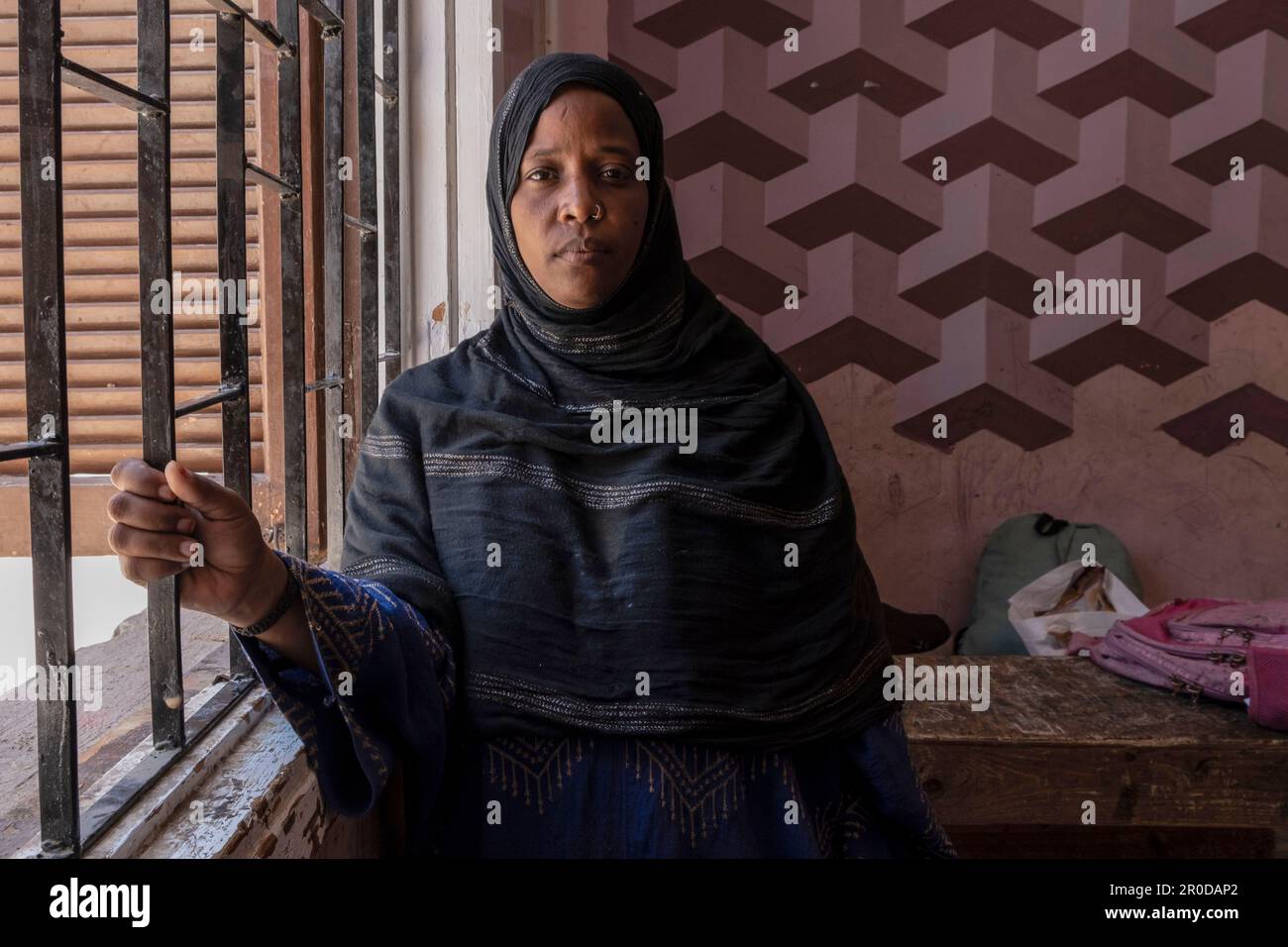 04. Mai 2023, Ägypten, 6. Oktober Stadt: Ein Bild, das am 8. Mai 2023 verfügbar gemacht wurde, zeigt das sudanesische Naglaa Al-Aazz, 34, posiert für ein Foto in den Büros der Union of Refugee and Migrant Leaders, wo sie jetzt mit ihren fünf Kindern wohnt. Naglaa überquerte von der Halfa die Grenze zum Sudan nach Ägypten nach anhaltenden Kämpfen zwischen der sudanesischen Armee und den paramilitärischen Soforteinsatzkräften (RSF). Ich überprüfe meine Kinder, damit sie sich nicht verirren. Es ist nicht einfach, mit fünf Kindern allein zu reisen“, sagte Naglaa. Foto: Lobna Tarek/dpa Stockfoto