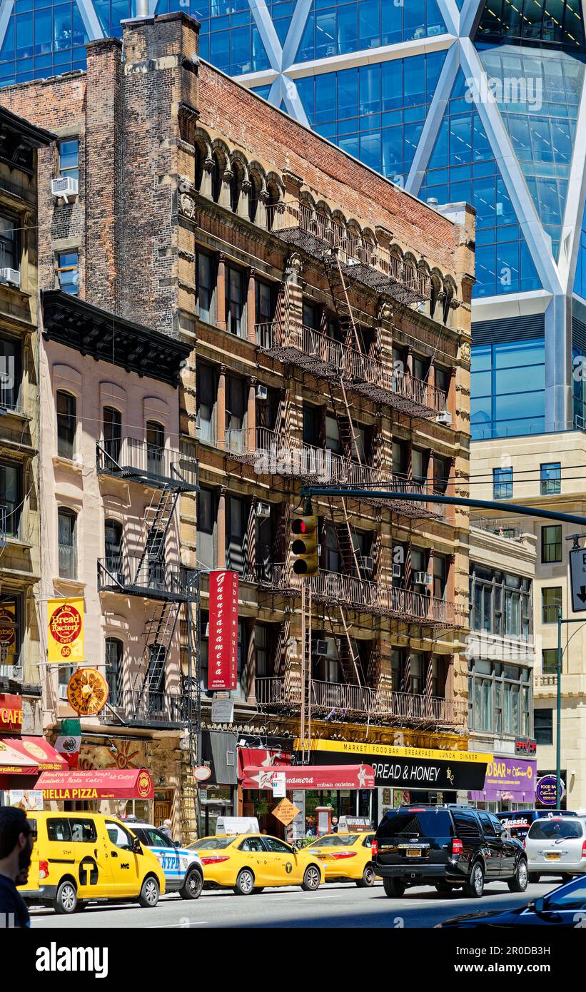 939 Eighth Avenue scheint ein Lofthaus aus den frühen 1900er Jahren zu sein, das in Apartments und Restaurants auf Straßenebene umgewandelt wurde. Stockfoto