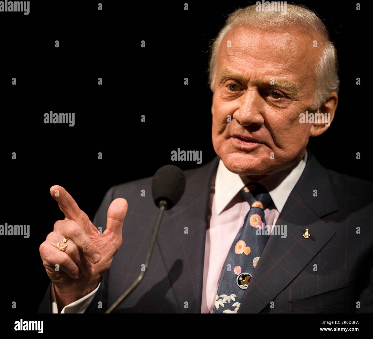 Washington, Vereinigte Staaten von Amerika. 19. Juli 2009. Der pensionierte Apollo-Astronaut Buzz Aldrin spricht zu Ehren der ersten menschlichen Landung auf dem Mond im National Air and Space Museum, 19. Juli 2009 in Washington, D.C. Kredit: Bill Ingalls/NASA/Alamy Live News Stockfoto