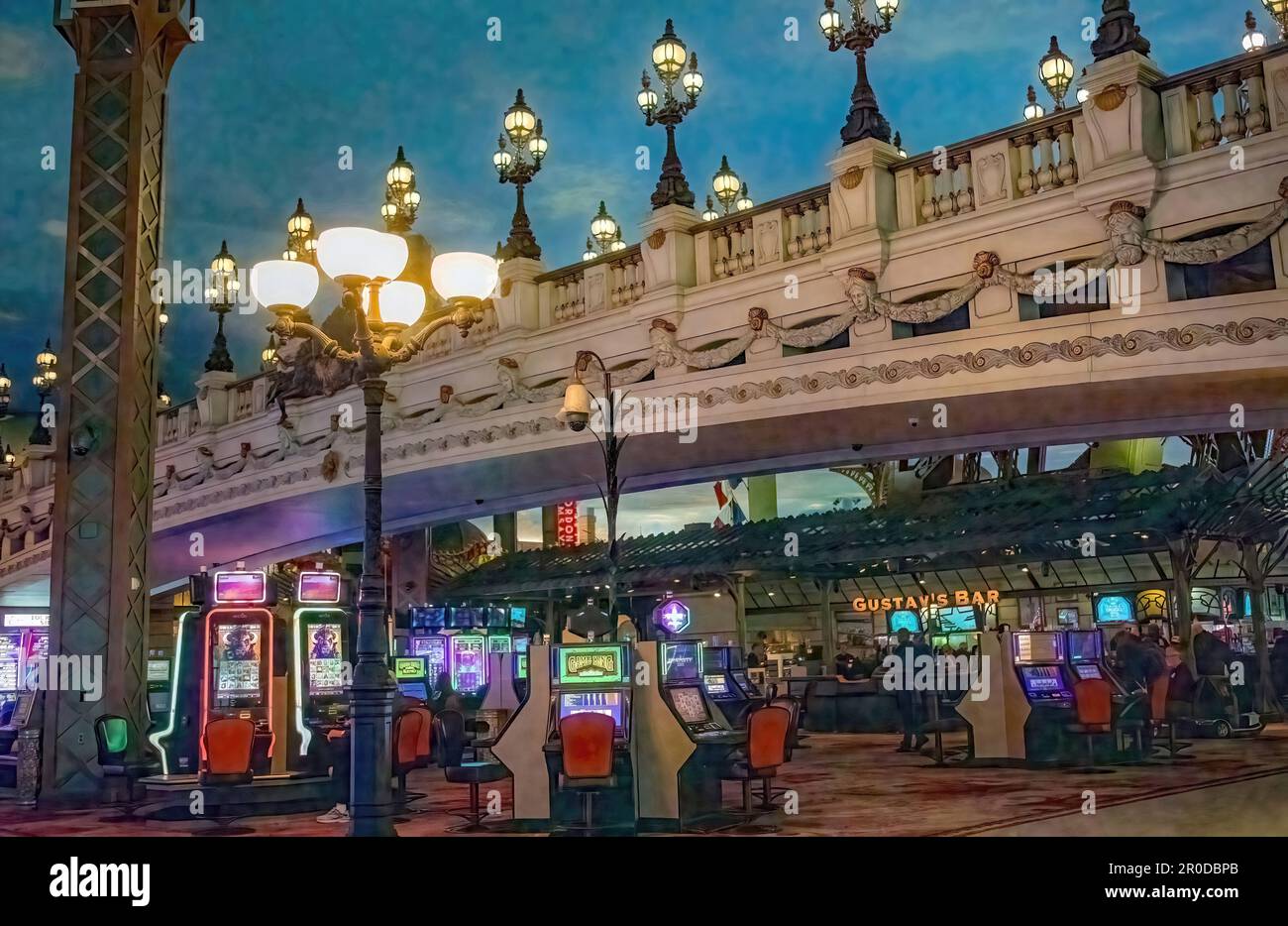 Das Paris Las Vegas Hotel and Casino wurde im Stil von Paris erbaut und verfügt über eine Brücke und Straßenlaternen sowie Videospielautomaten in Las Vegas, Nevada Stockfoto